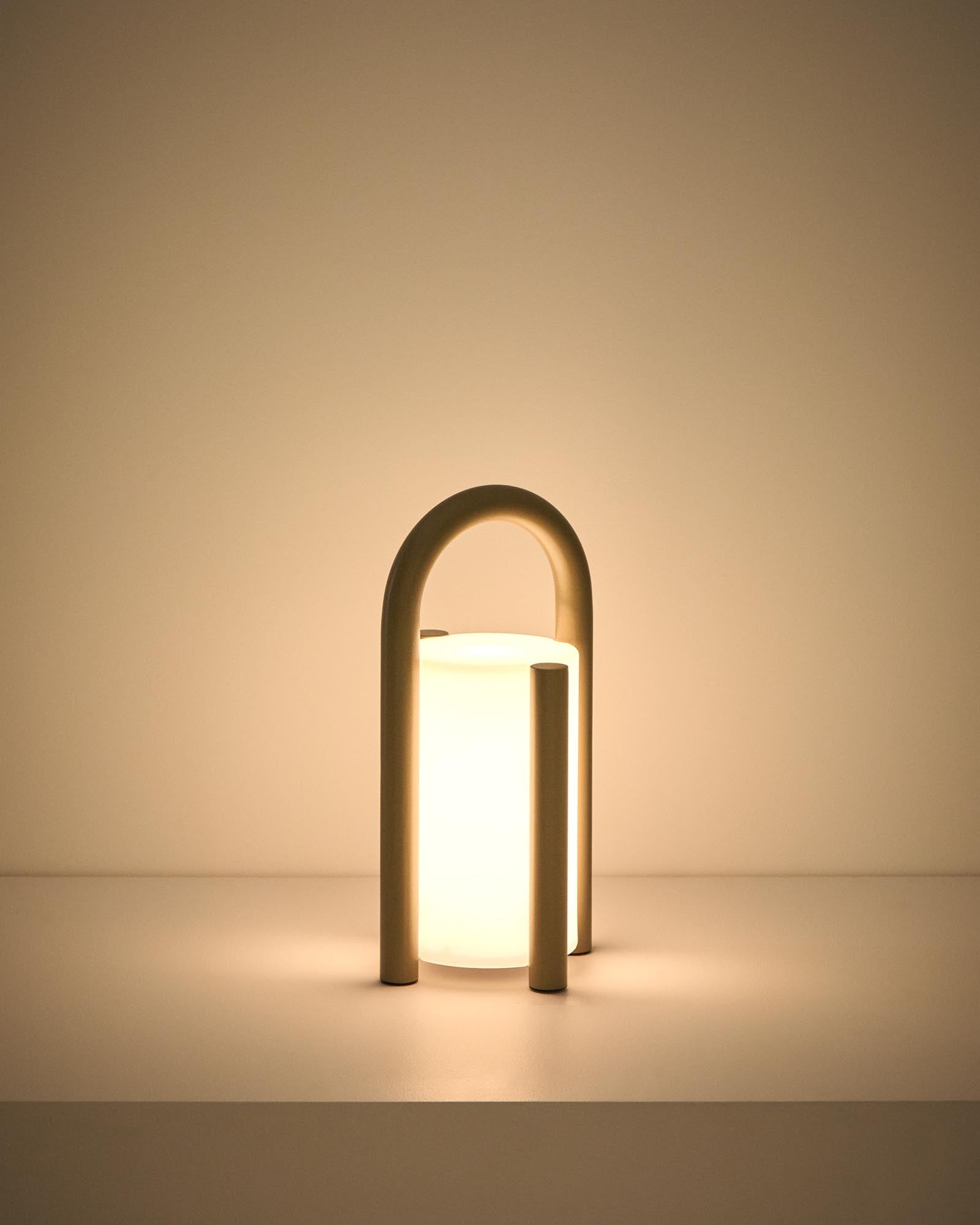 Kleine, tragbare Tischlampe Leros aus robustem Polyethylen und taupefarbenem Stahl, perfekt für gemütliche Abende im Freien.