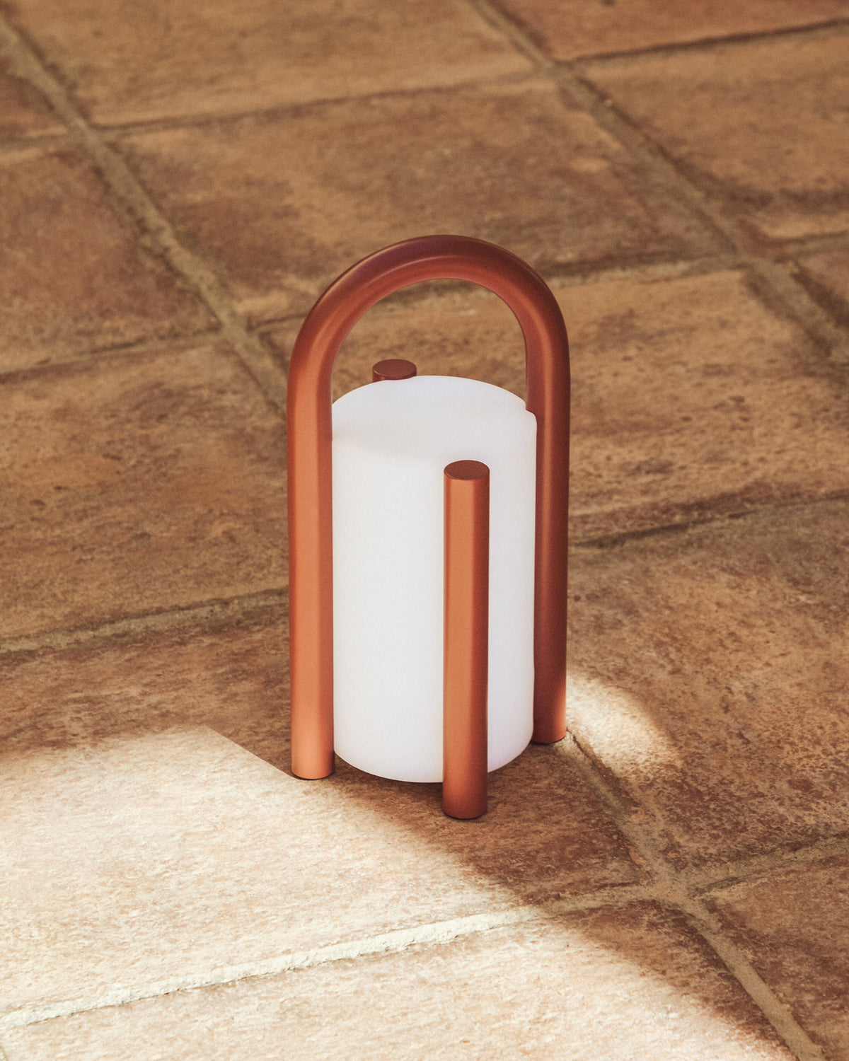 Kleine tragbare Tischlampe Leros aus Polyethylen und terrakottafarbenem Stahl in Rot präsentiert im Onlineshop von KAQTU Design AG. Outdoor Tischleuchte ist von Kave Home