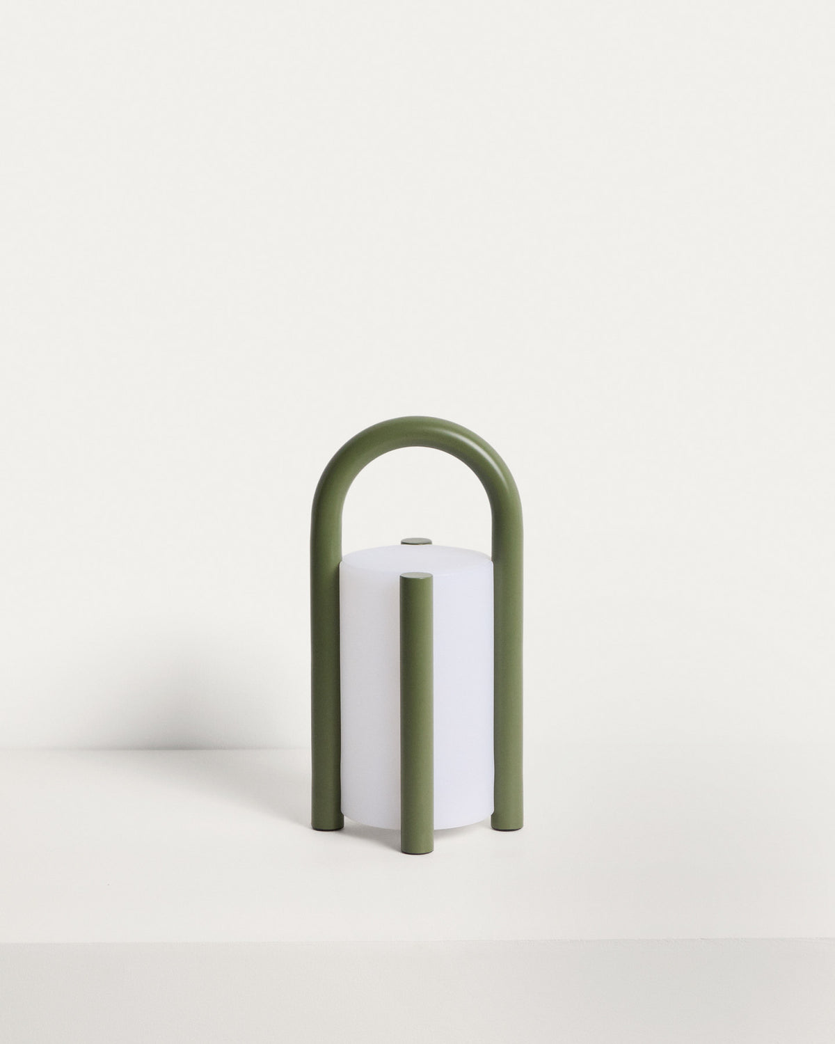 Kleine tragbare Tischlampe Leros aus Polyethylen und grünem Stahl in Dunkelgrün präsentiert im Onlineshop von KAQTU Design AG. Outdoor Tischleuchte ist von Kave Home