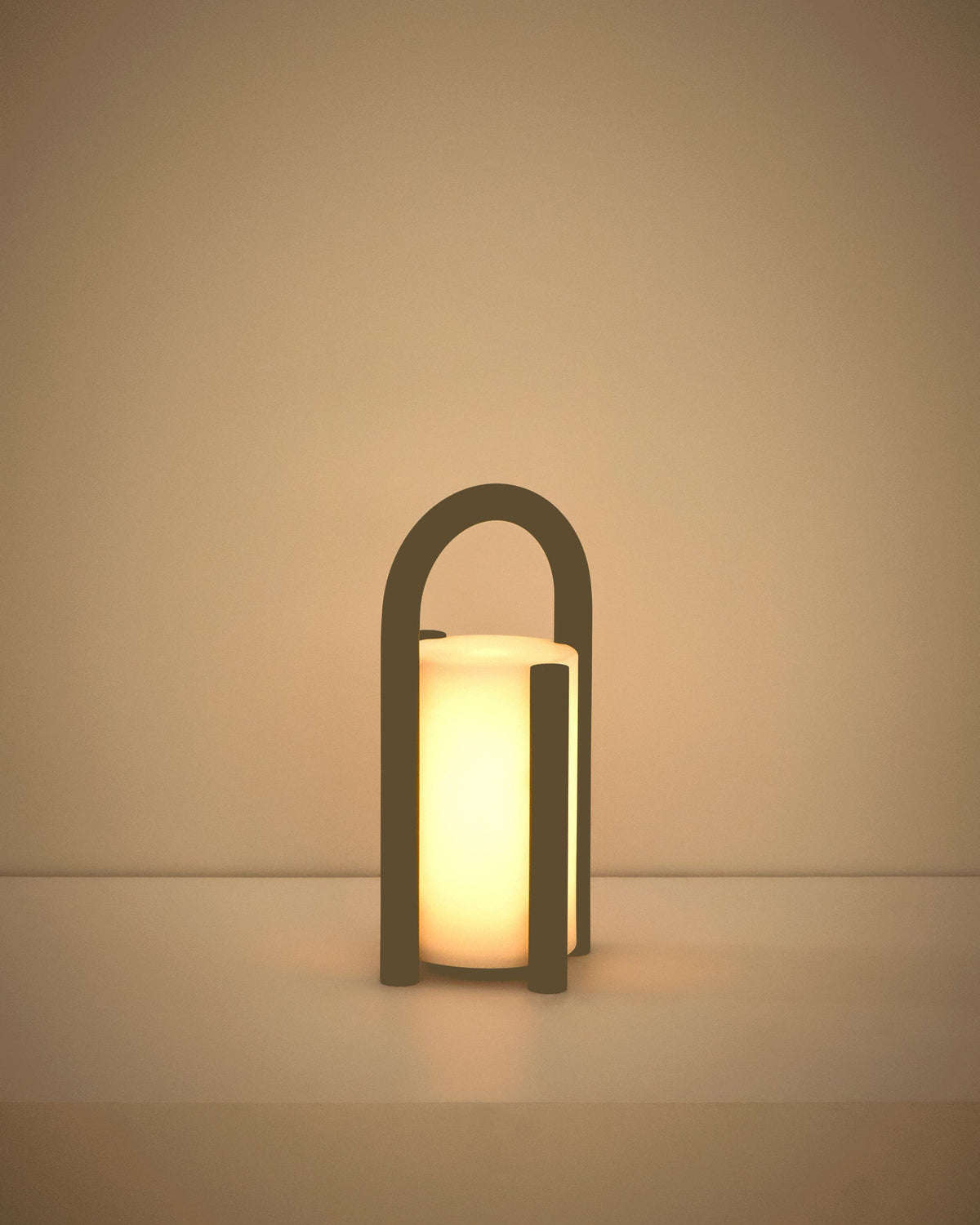 Kleine tragbare Tischlampe Leros aus Polyethylen und grünem Stahl in Dunkelgrün präsentiert im Onlineshop von KAQTU Design AG. Outdoor Tischleuchte ist von Kave Home