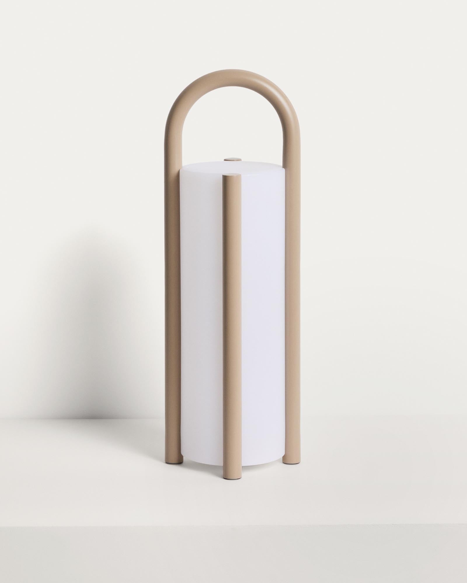 Grosse tragbare Tischlampe Leros aus Polyethylen und taupefarbenem Stahl in Grau präsentiert im Onlineshop von KAQTU Design AG. Outdoor Tischleuchte ist von Kave Home