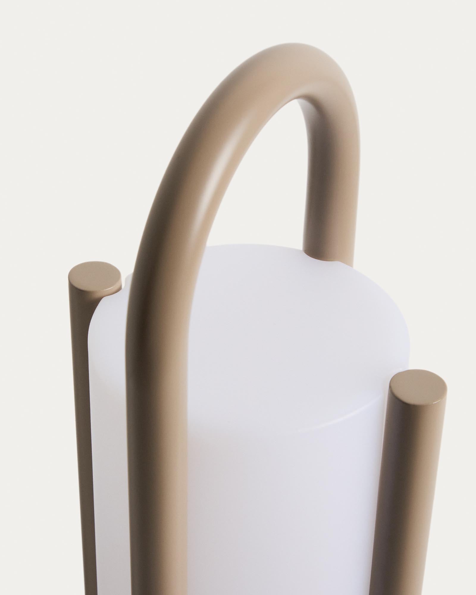 Elegante, tragbare Tischlampe Leros aus robustem Polyethylen und taupefarbenem Stahl, ideal für stimmungsvolle Abende im Freien.