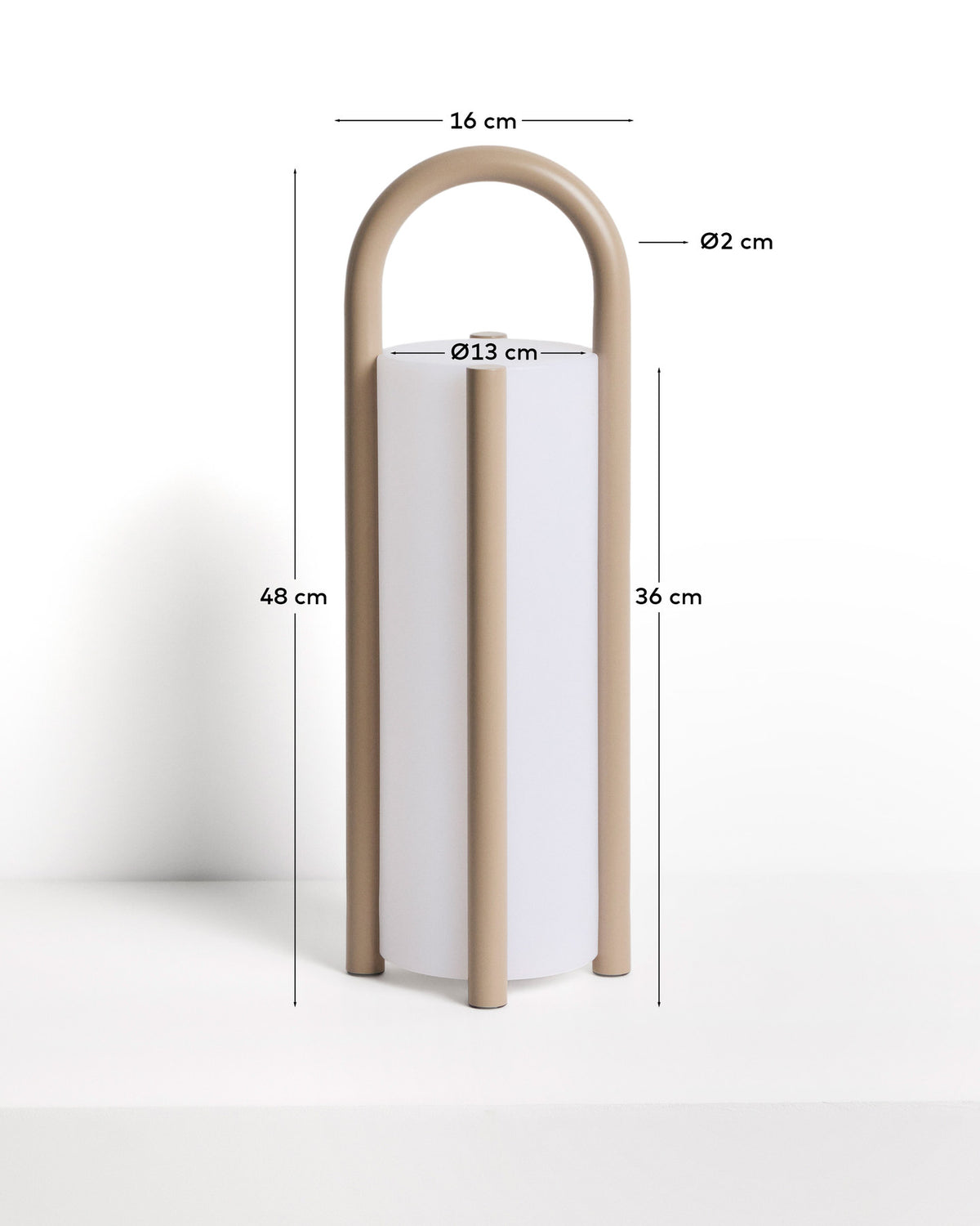 Grosse tragbare Tischlampe Leros aus Polyethylen und taupefarbenem Stahl in Grau präsentiert im Onlineshop von KAQTU Design AG. Outdoor Tischleuchte ist von Kave Home