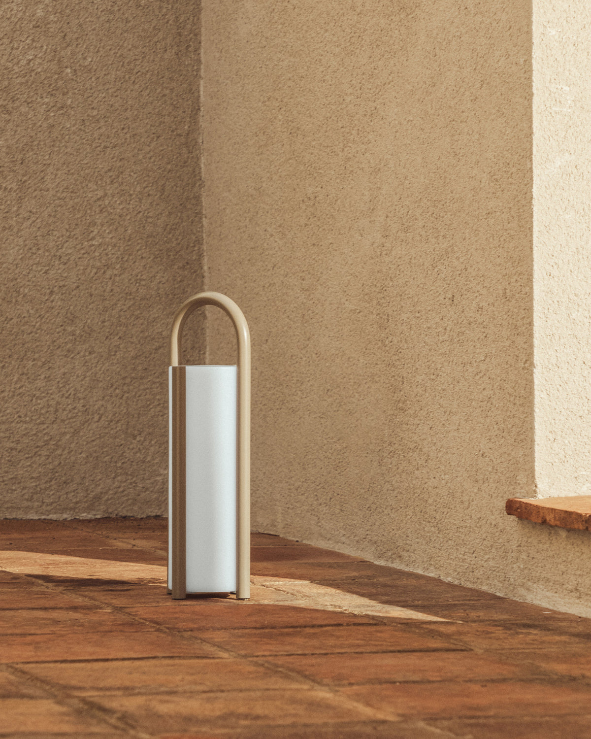 Grosse tragbare Tischlampe Leros aus Polyethylen und taupefarbenem Stahl in Grau präsentiert im Onlineshop von KAQTU Design AG. Outdoor Tischleuchte ist von Kave Home