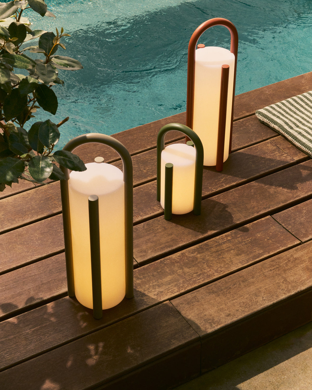 Grosse tragbare Tischlampe Leros aus Polyethylen und taupefarbenem Stahl in Grau präsentiert im Onlineshop von KAQTU Design AG. Outdoor Tischleuchte ist von Kave Home