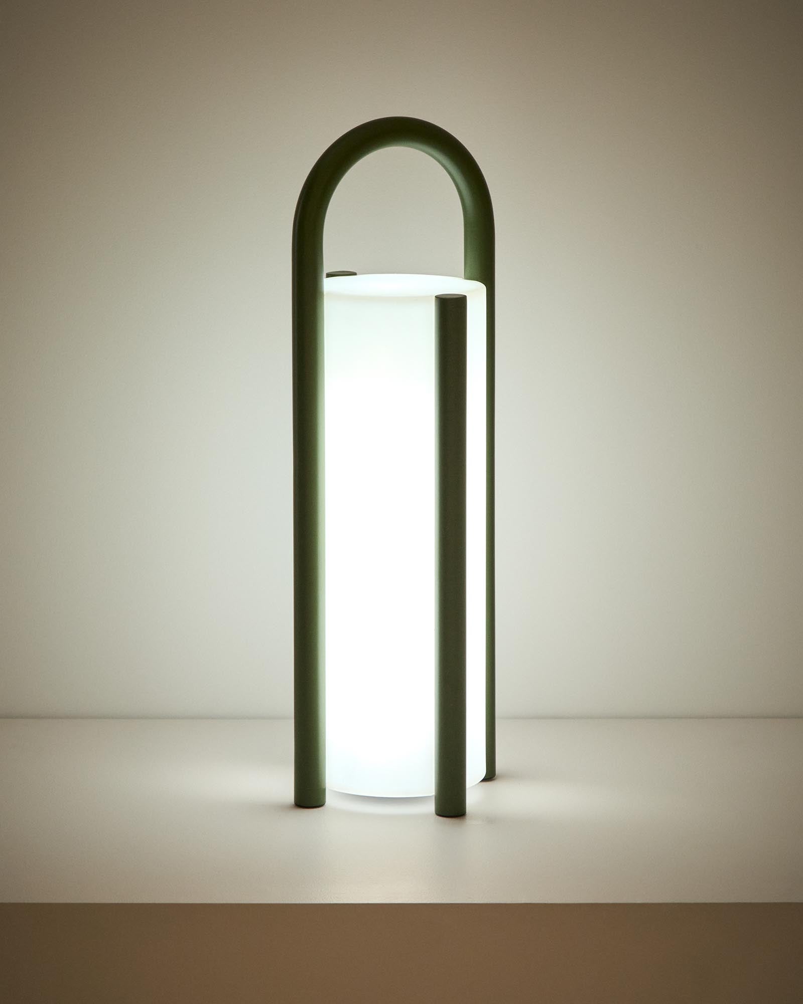 Grosse tragbare Tischlampe Leros aus Polyethylen und grünem Stahl in Dunkelgrün präsentiert im Onlineshop von KAQTU Design AG. Outdoor Tischleuchte ist von Kave Home