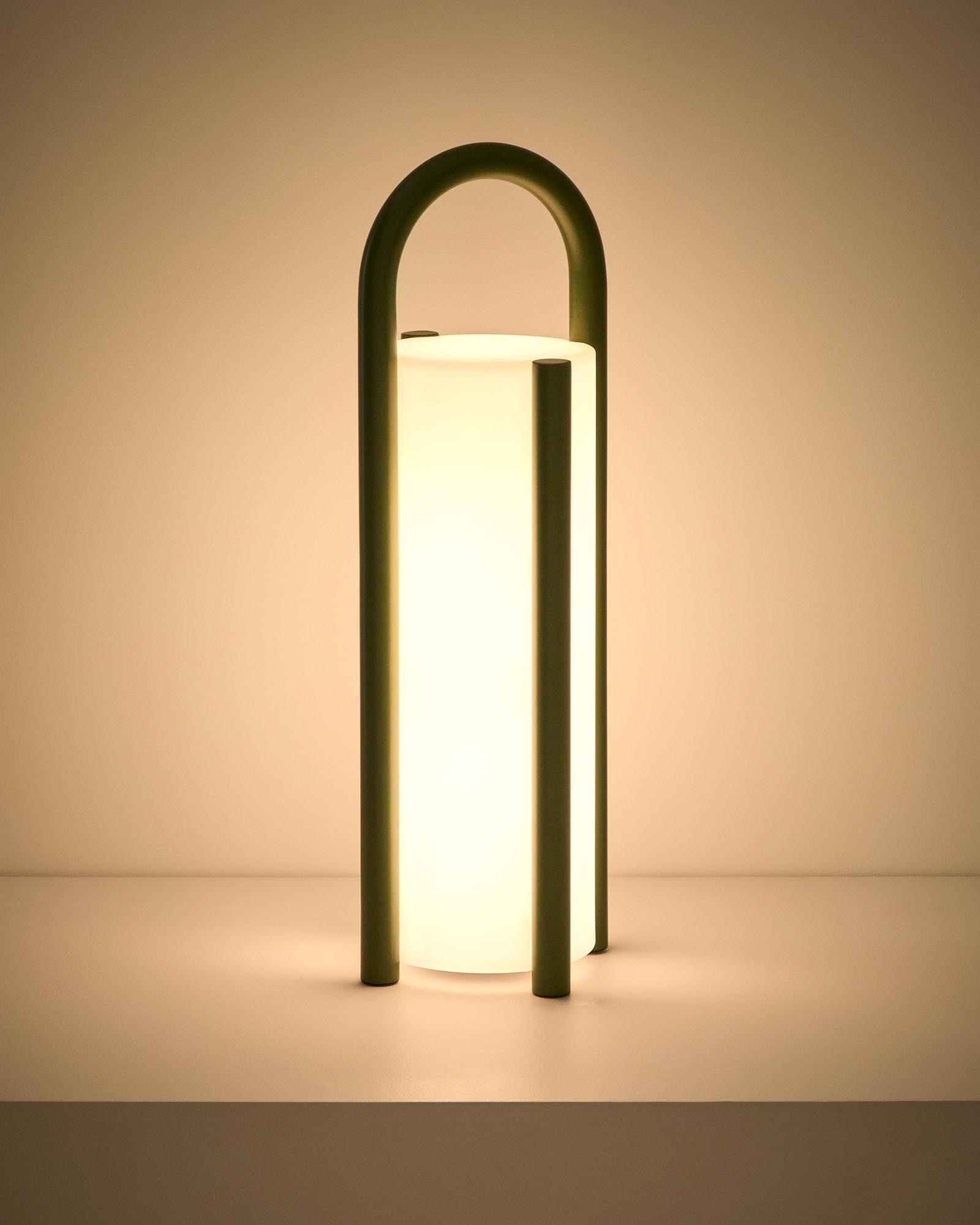 Grosse tragbare Tischlampe Leros aus Polyethylen und grünem Stahl in Dunkelgrün präsentiert im Onlineshop von KAQTU Design AG. Outdoor Tischleuchte ist von Kave Home