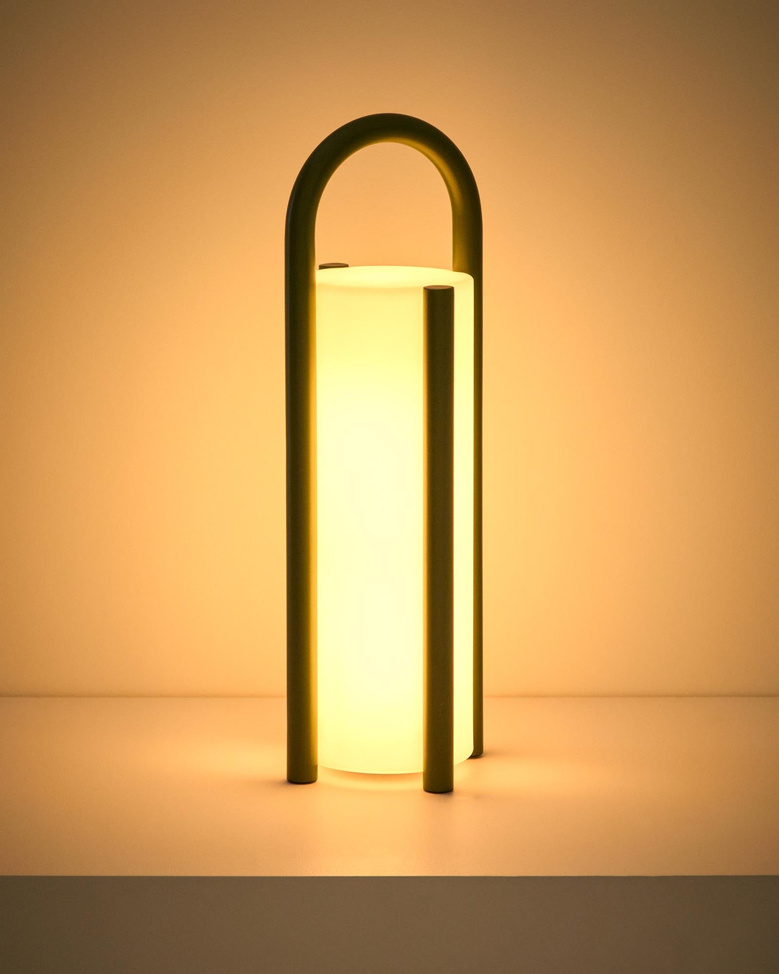 Grosse tragbare Tischlampe Leros aus Polyethylen und grünem Stahl in Dunkelgrün präsentiert im Onlineshop von KAQTU Design AG. Outdoor Tischleuchte ist von Kave Home