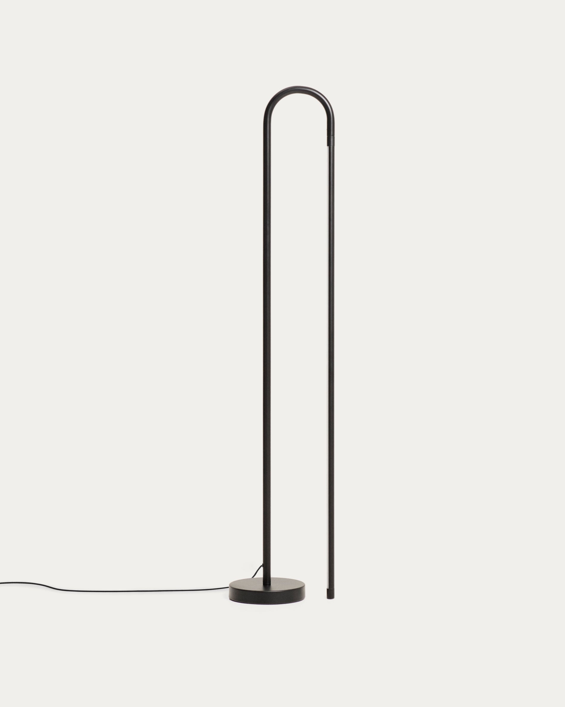 Stehlampe Bow aus schwarzem Aluminium in Schwarz präsentiert im Onlineshop von KAQTU Design AG. Stehleuchte ist von Kave Home