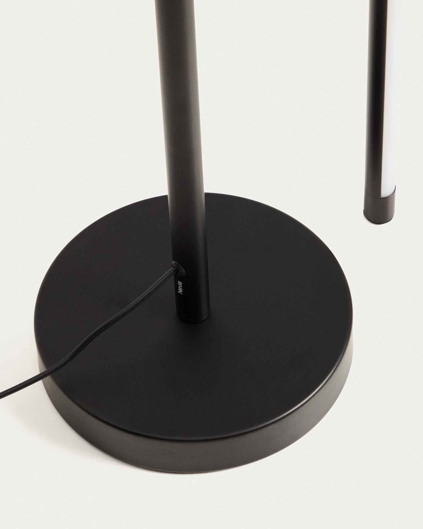 Stehlampe Bow aus schwarzem Aluminium in Schwarz präsentiert im Onlineshop von KAQTU Design AG. Stehleuchte ist von Kave Home