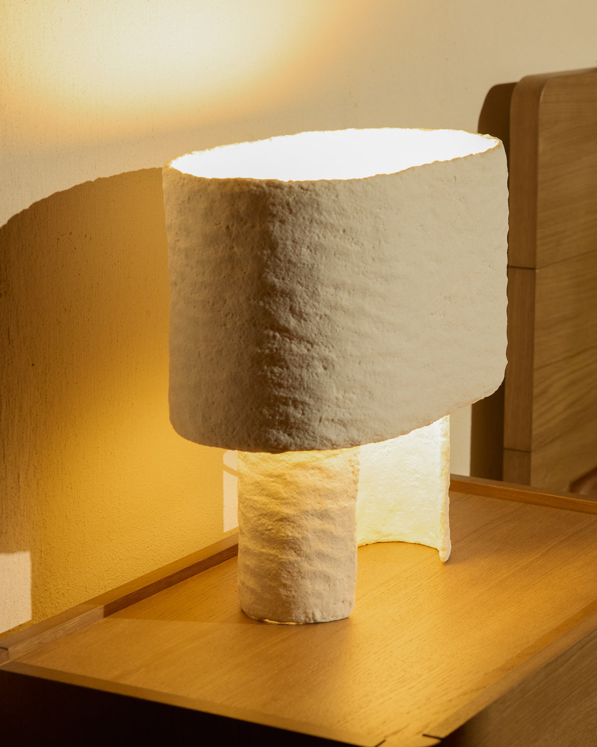 Tischlampe Bedala aus weissem Pappmaché in Weiss präsentiert im Onlineshop von KAQTU Design AG. Tischleuchte ist von Kave Home