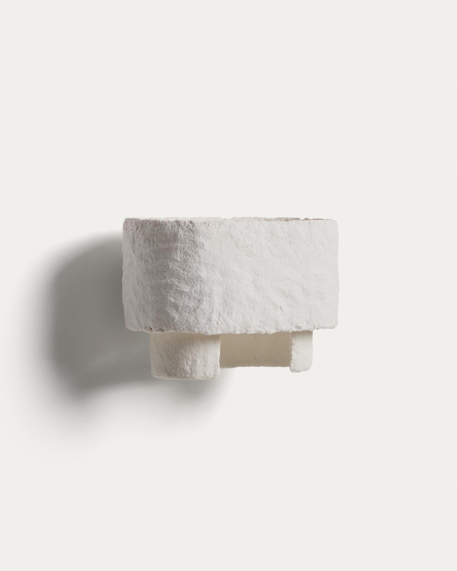 Wandleuchte Bedala aus weissem Pappmaché in Weiss präsentiert im Onlineshop von KAQTU Design AG. Wandleuchte ist von Kave Home