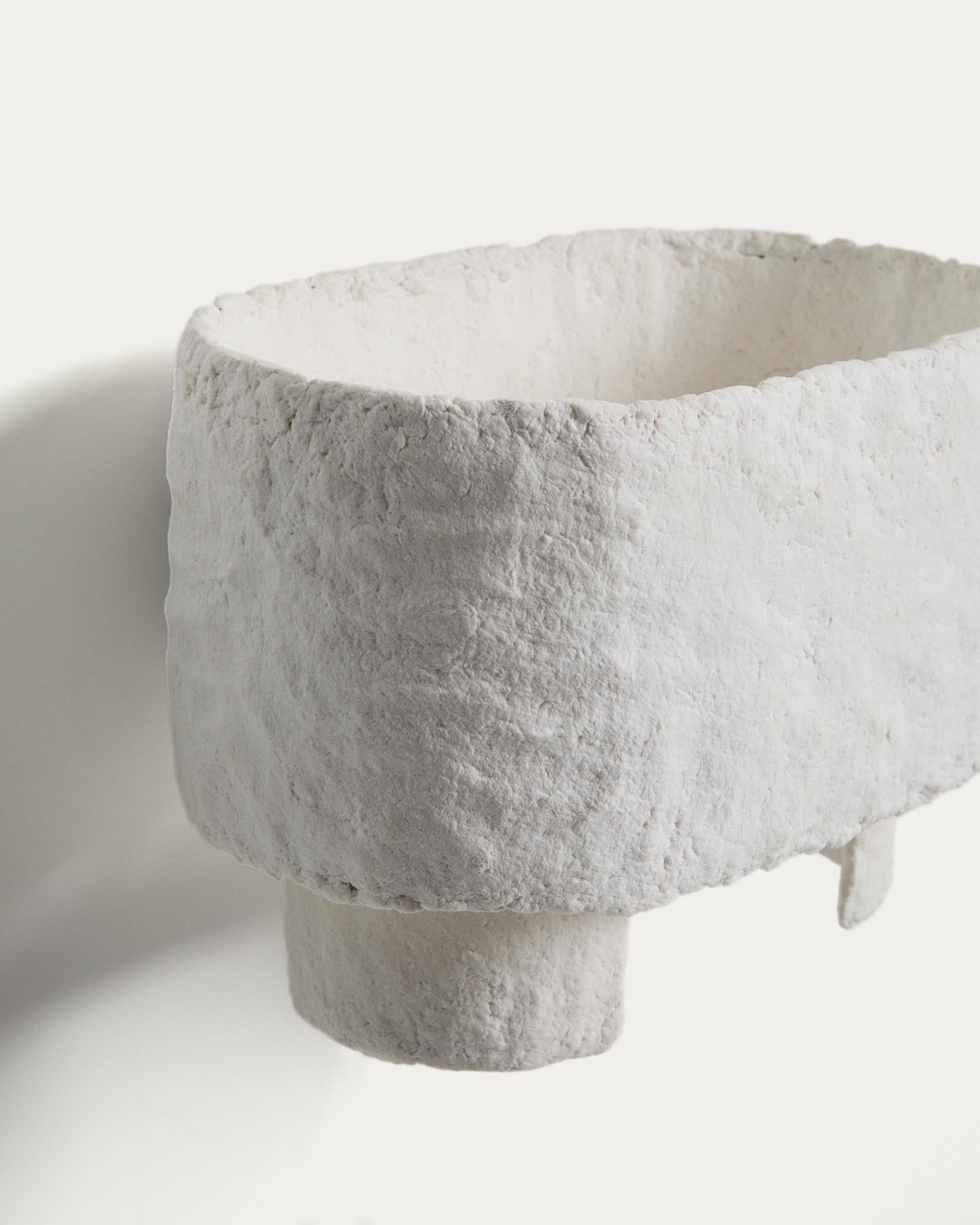 Schlichte Wandleuchte Bedala aus weißem Pappmaché, die jedem Raum eine sanfte Lichtatmosphäre verleiht und modernes Design unterstreicht.