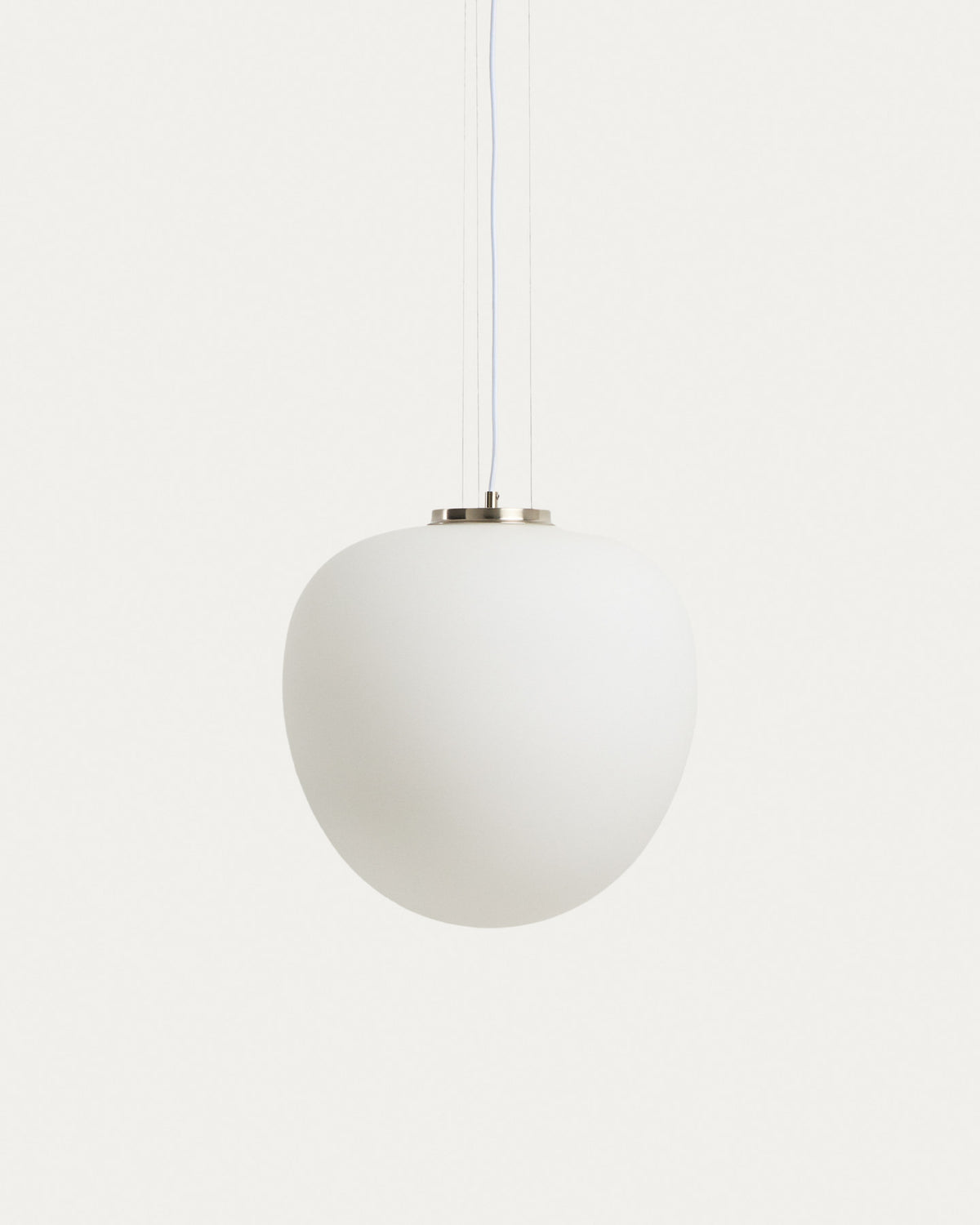 Deckenleuchte Ardali aus Rauchglas und Stahl mit gebürstetem Finish Ø 25 cm in Weiss präsentiert im Onlineshop von KAQTU Design AG. Deckenleuchte ist von Kave Home