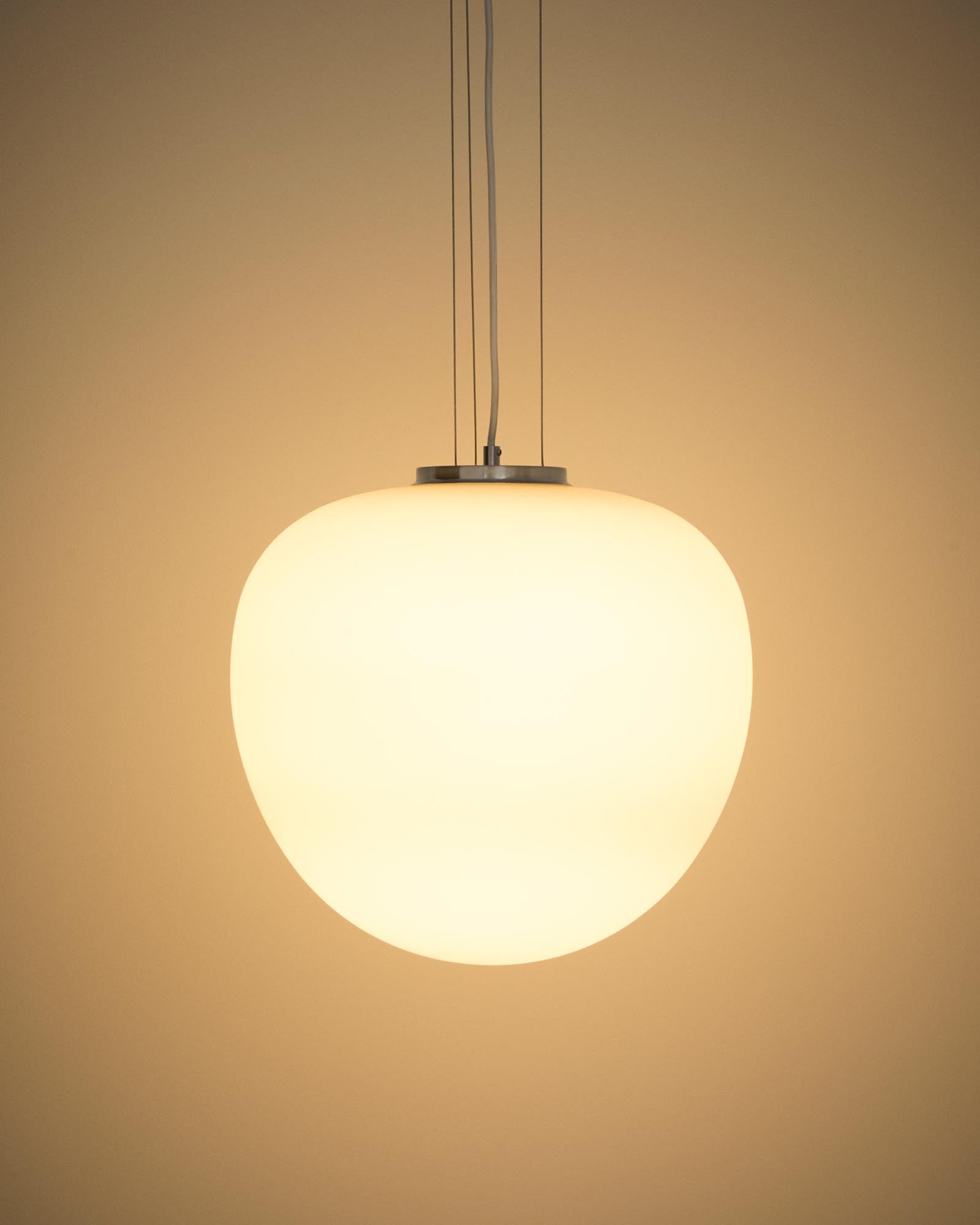 Moderne Deckenleuchte Ardali in Rauchglas und gebürstetem Stahl, Ø 40 cm, perfektes Lichtobjekt für zeitgemäße Inneneinrichtungen.