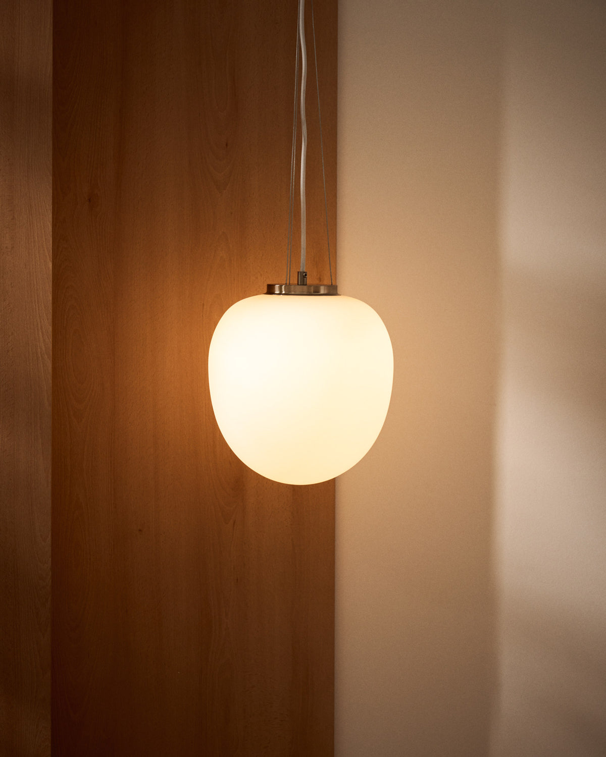 Deckenleuchte Ardali aus Rauchglas und Stahl mit gebürstetem Finish Ø 40 cm in Weiss präsentiert im Onlineshop von KAQTU Design AG. Deckenleuchte ist von Kave Home