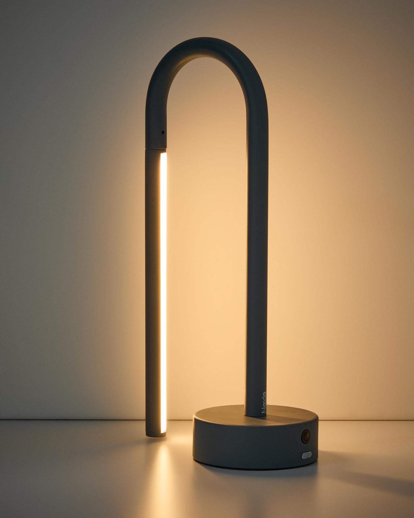 Tragbare Tischlampe Bow aus blauem Aluminium in Blau präsentiert im Onlineshop von KAQTU Design AG. Tischleuchte ist von Kave Home