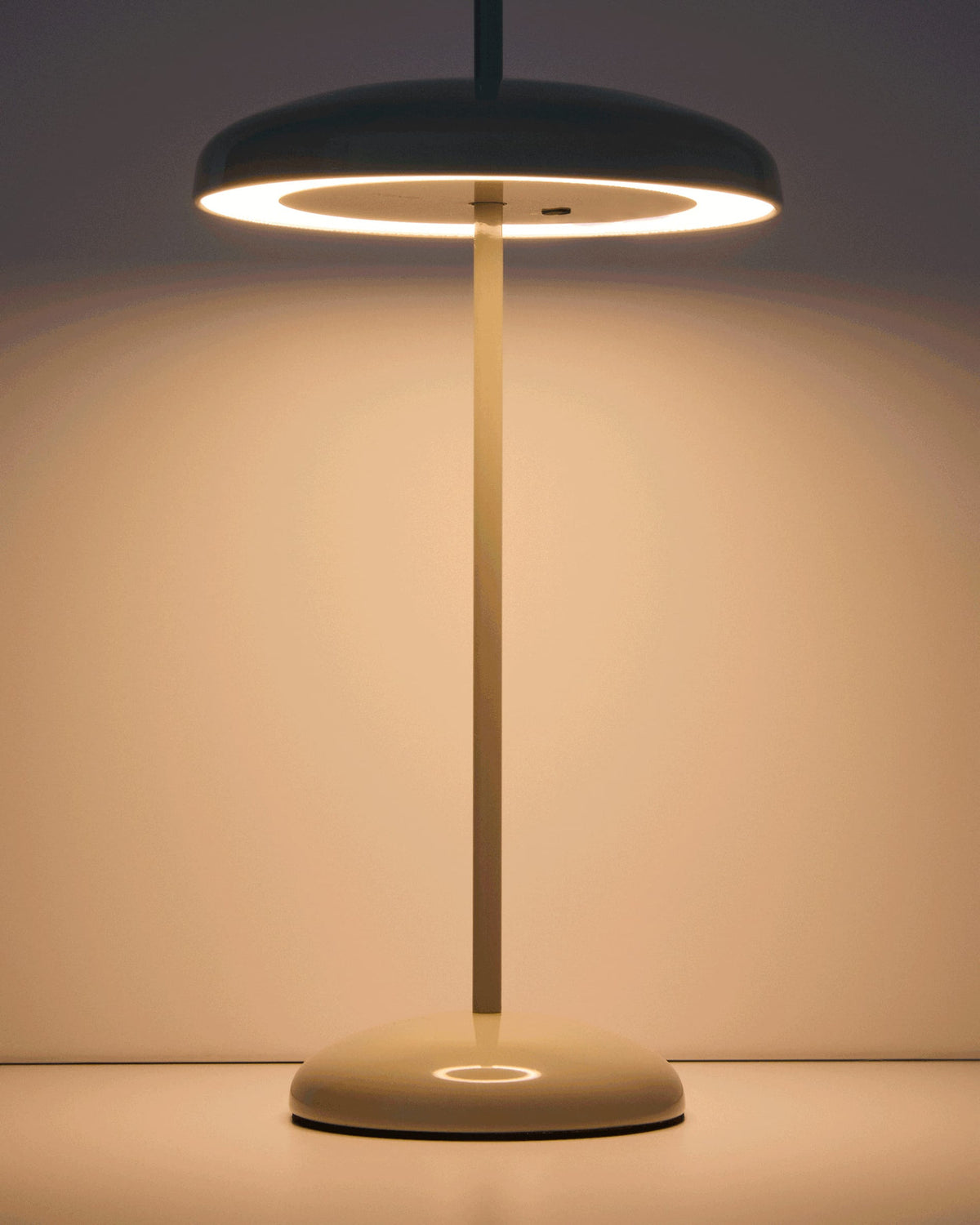 Tragbare Tischlampe Porte aus hellgrünem Metall in Hellgrün präsentiert im Onlineshop von KAQTU Design AG. Tischleuchte ist von Kave Home