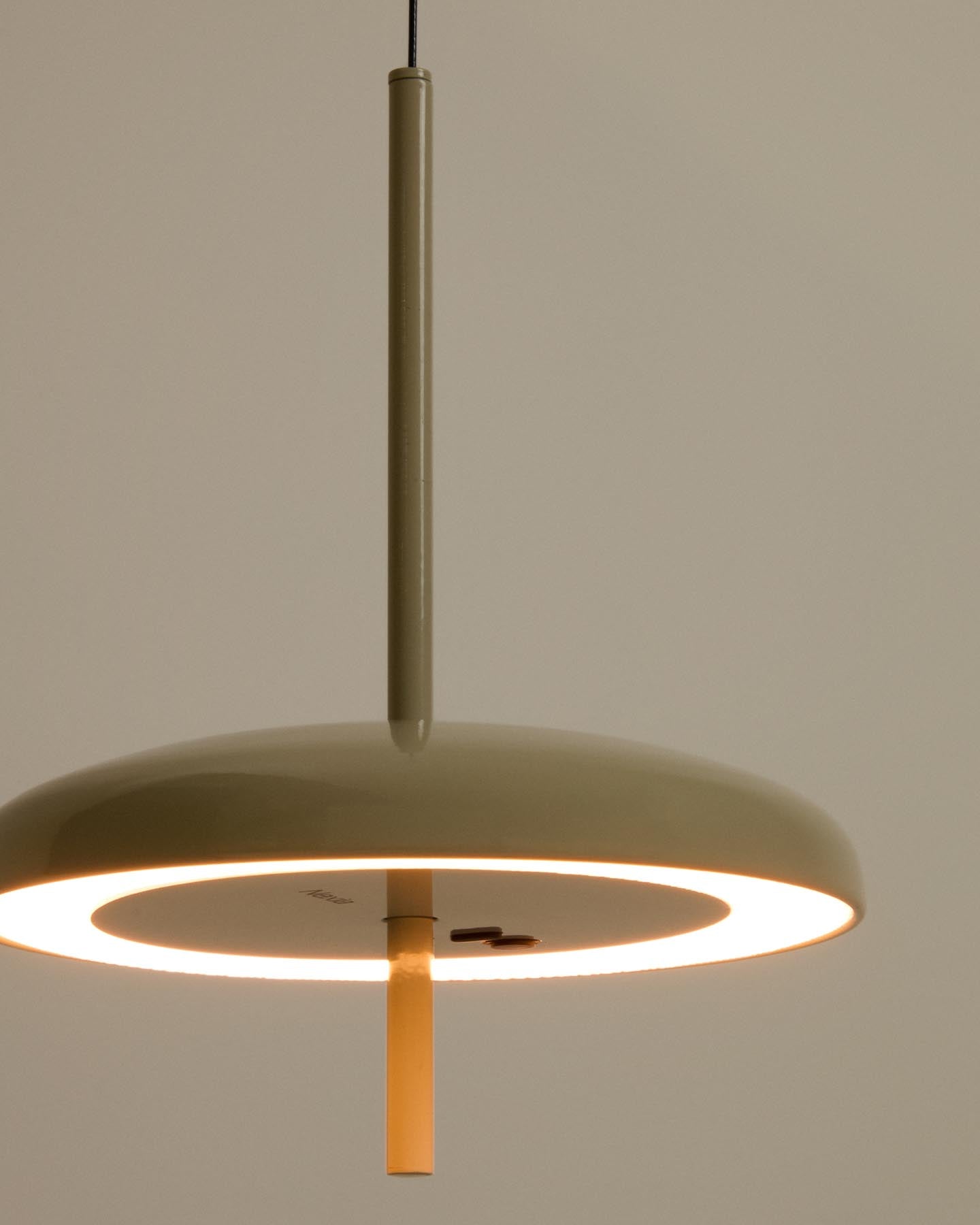 Tragbare Deckenleuchte Porte aus hellgrauem Aluminium, Ø 16 cm in Hellgrau präsentiert im Onlineshop von KAQTU Design AG. Lampenschirm ist von Kave Home