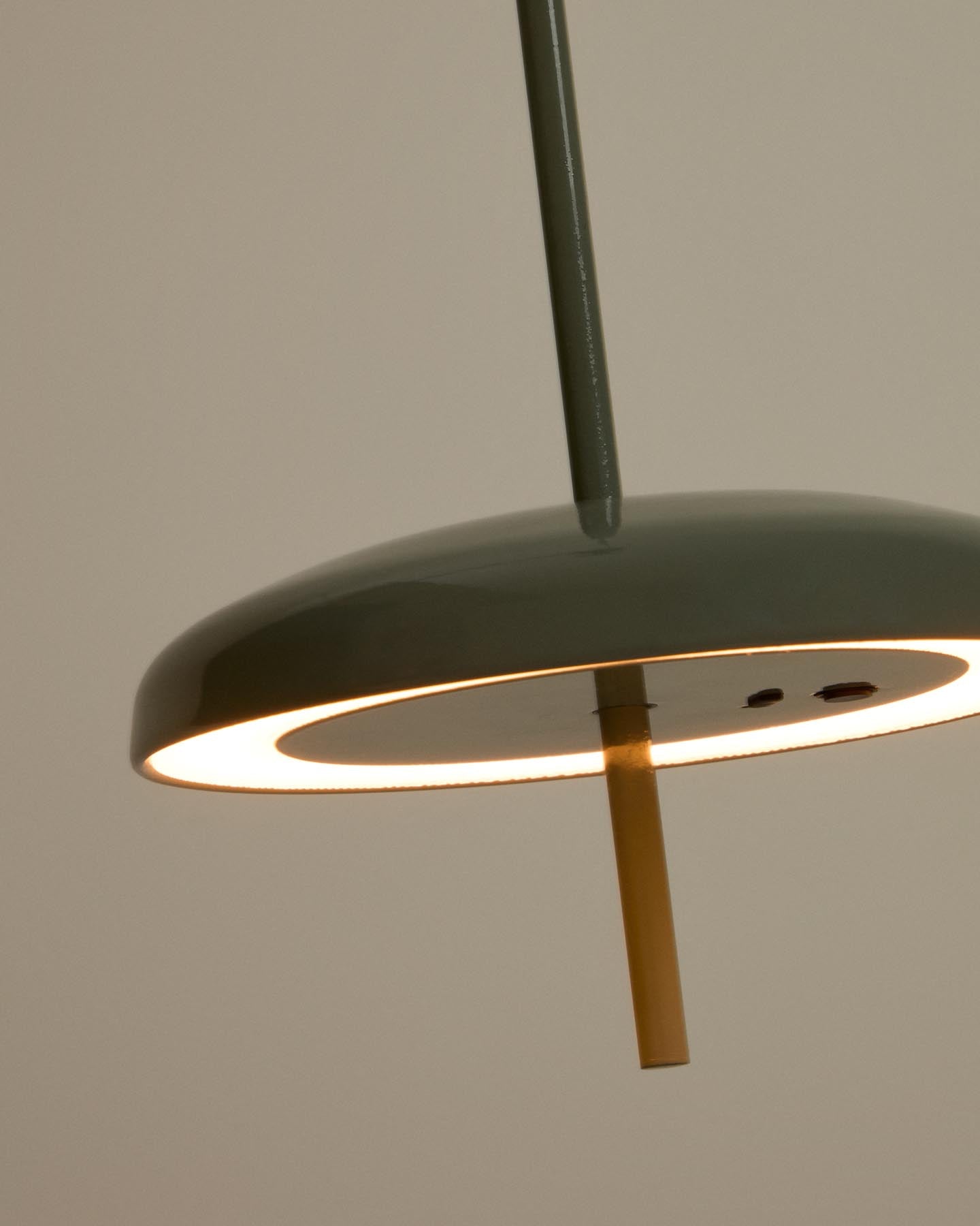 Tragbare Deckenleuchte Porte aus hellgrünem Aluminium, Ø 16 cm in Hellgrün präsentiert im Onlineshop von KAQTU Design AG. Lampenschirm ist von Kave Home