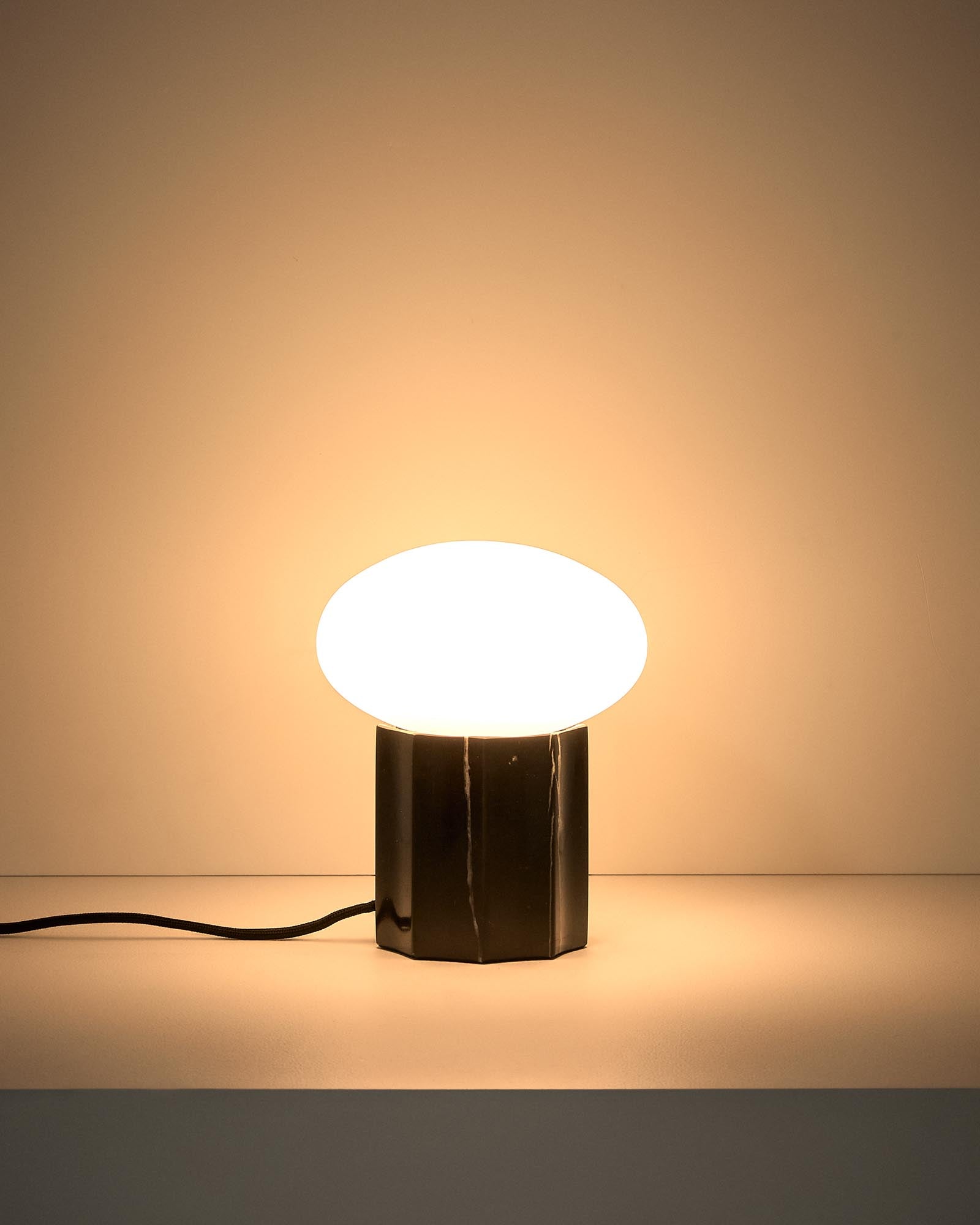 Elegante Tischlampe Idela aus rauchigem Glas und schwarzem Marmor, Ø 15 cm, ideal für stilvolle Wohnräume und gemütliche Beleuchtung.