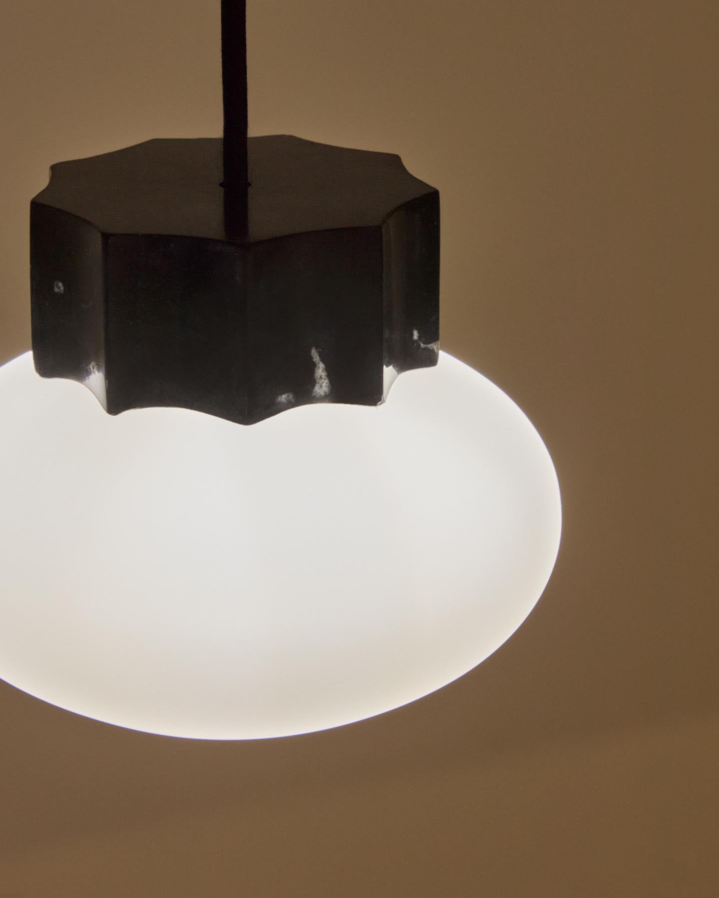 Deckenleuchte Idela aus Rauchglas und schwarzem Marmor, Ø 15 cm in Schwarz präsentiert im Onlineshop von KAQTU Design AG. Deckenleuchte ist von Kave Home
