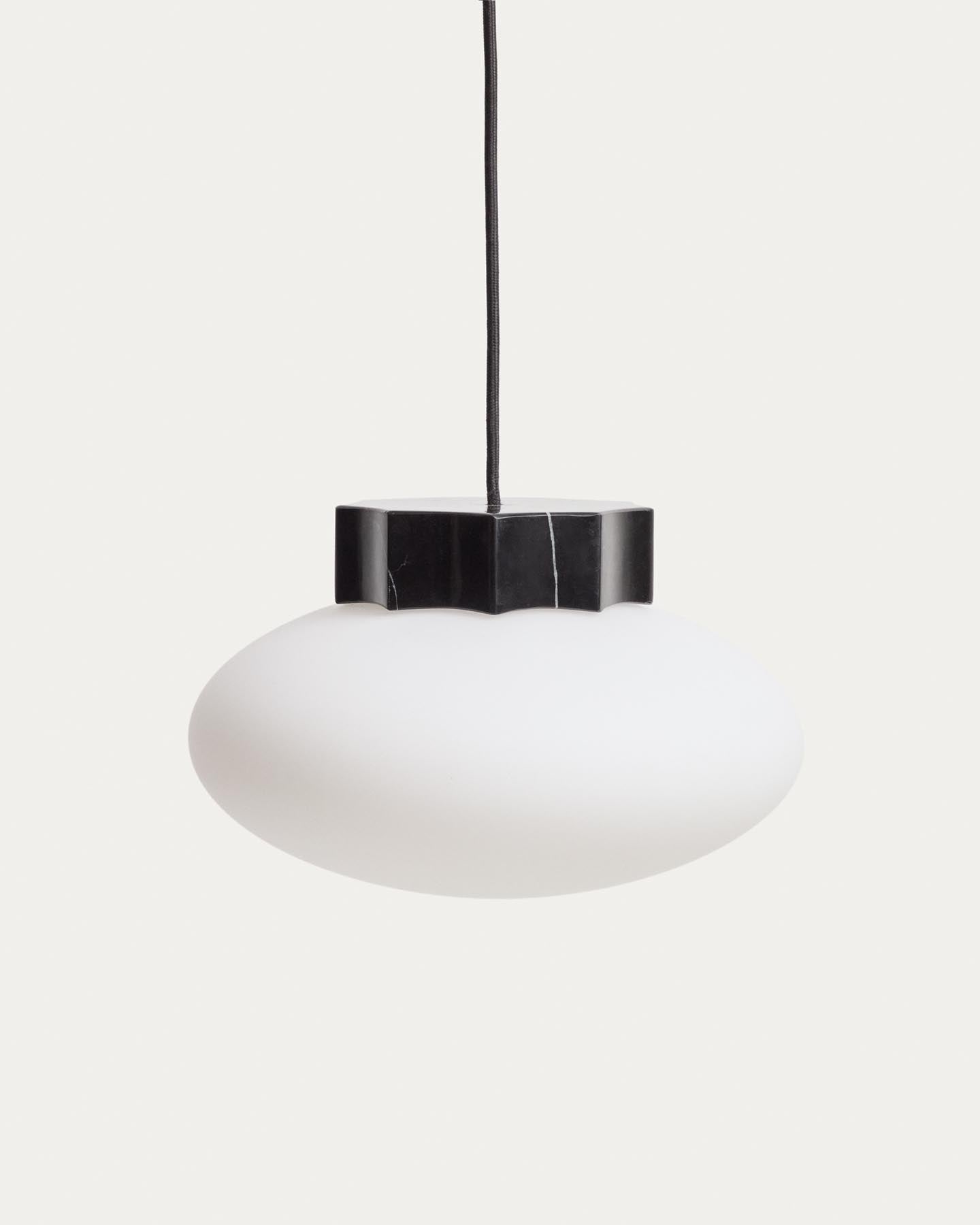 Deckenleuchte Idela aus Rauchglas und schwarzem Marmor, Ø 26 cm in Schwarz präsentiert im Onlineshop von KAQTU Design AG. Deckenleuchte ist von Kave Home