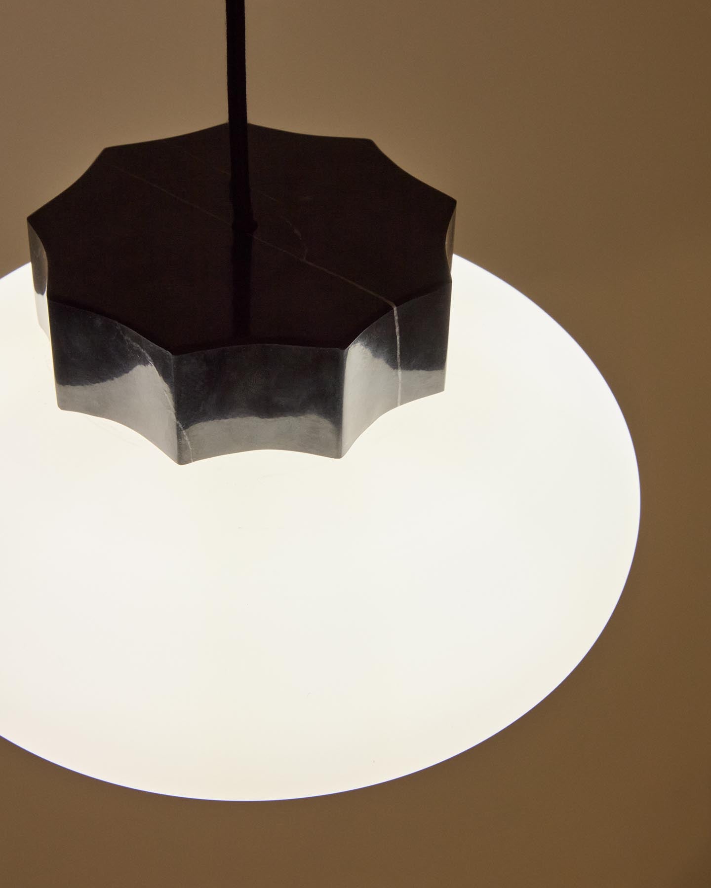 Deckenleuchte Idela aus Rauchglas und schwarzem Marmor, Ø 26 cm in Schwarz präsentiert im Onlineshop von KAQTU Design AG. Deckenleuchte ist von Kave Home