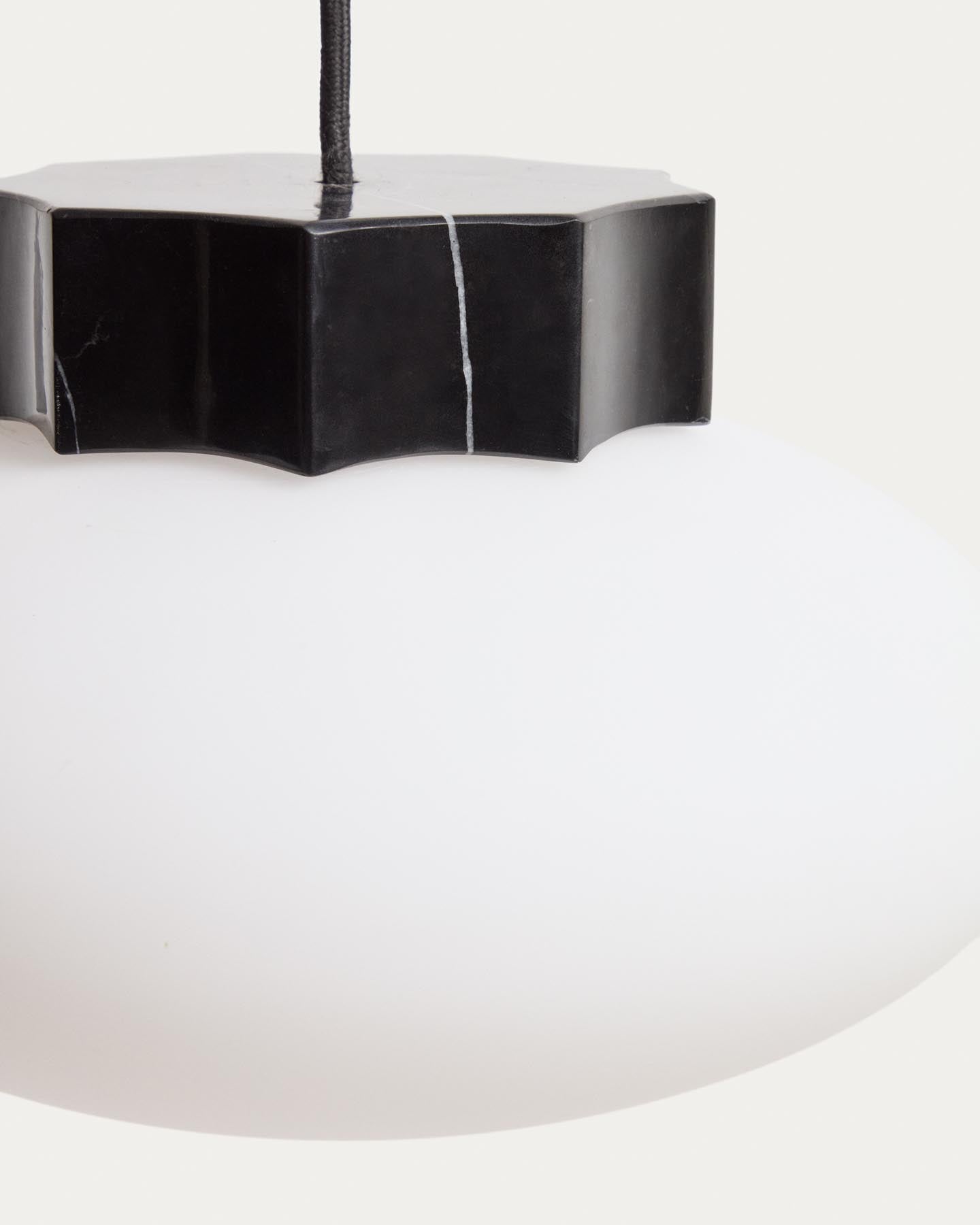 Deckenleuchte Idela aus Rauchglas und schwarzem Marmor, Ø 26 cm in Schwarz präsentiert im Onlineshop von KAQTU Design AG. Deckenleuchte ist von Kave Home