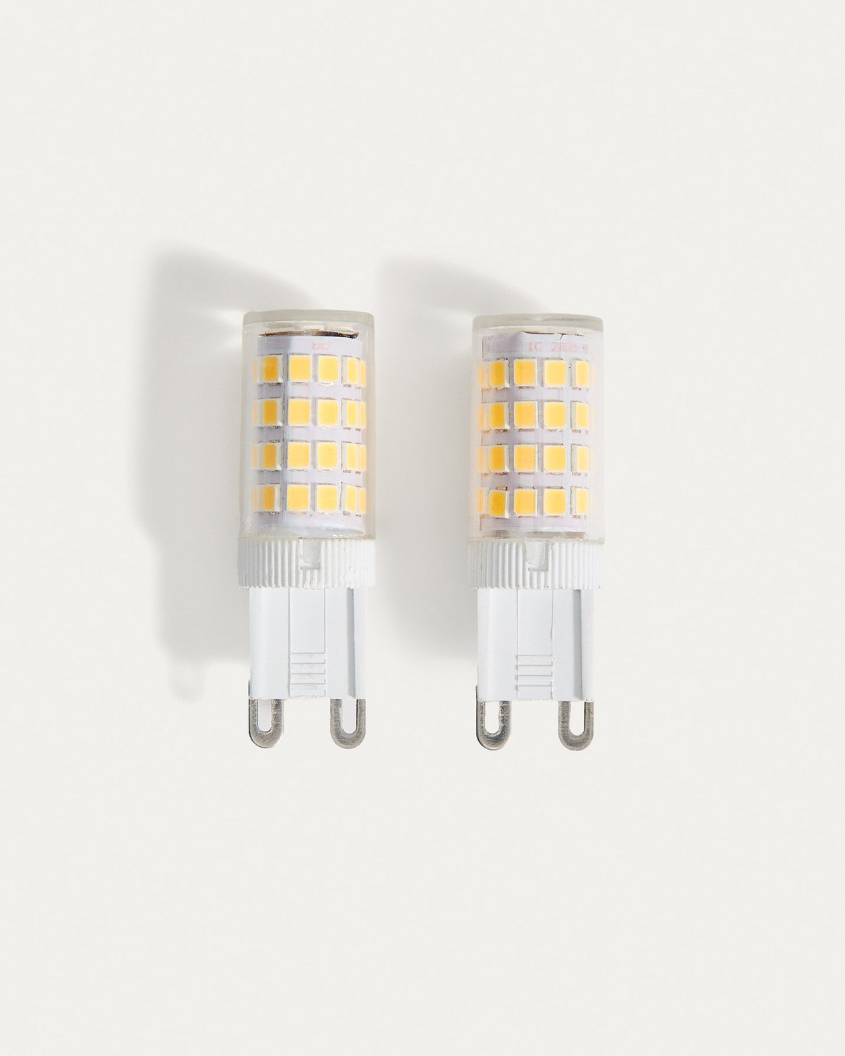 Zwei transparente LED-Lampen G9 aus dem Set Bulb von Kave Home, kompakte Glühbirnenform mit Durchmesser 2 cm und Höhe 6 cm.