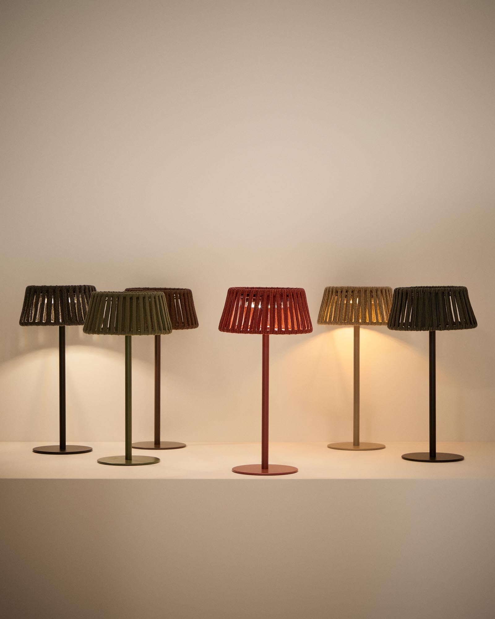 Stylische Solar-Tischlampe Aldet aus flexiblem Seil und stabiler Metallbasis, perfekt für gemütliche Abende im Garten oder auf der Terrasse.