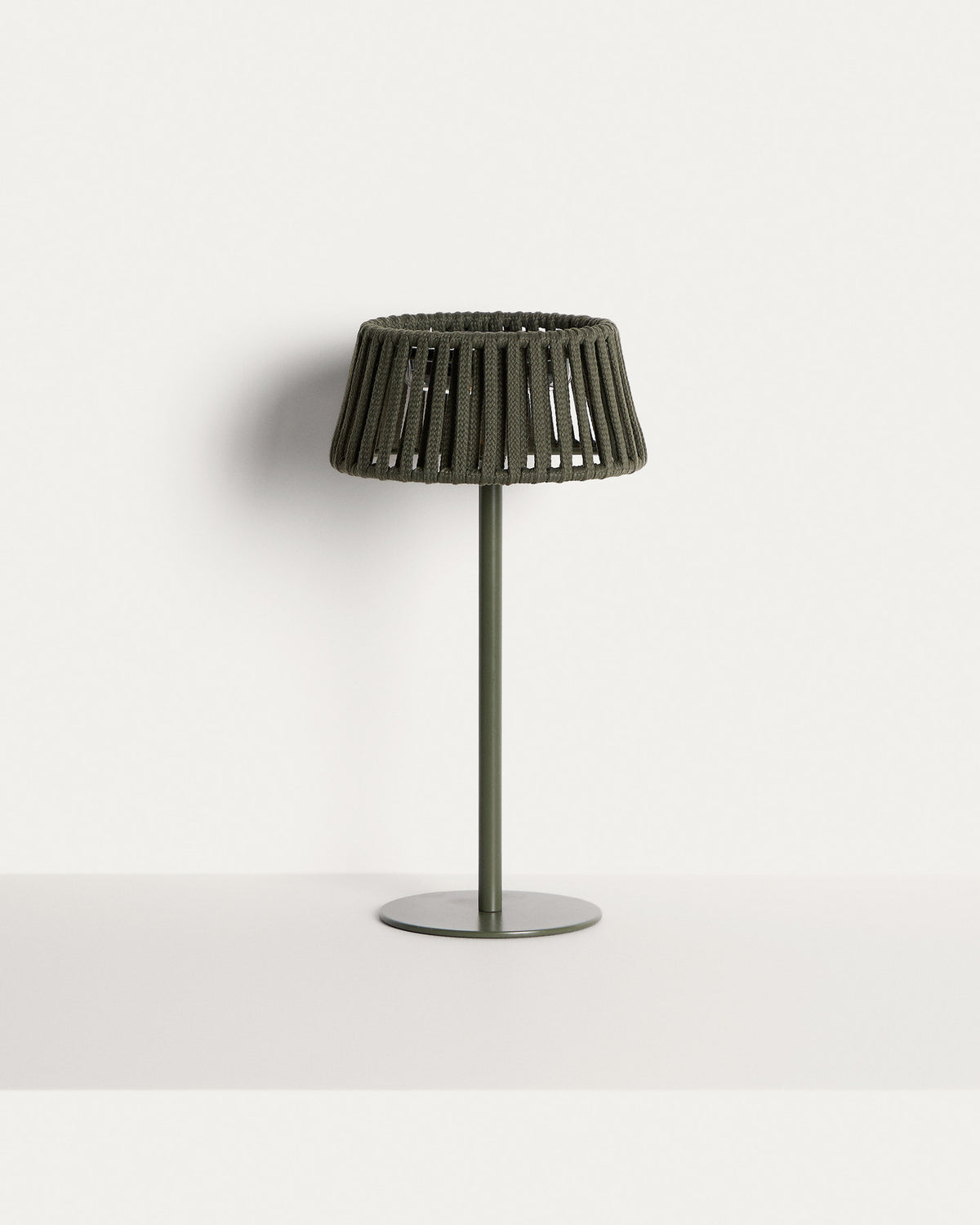 Outdoor-Solar-Tischlampe Aldet aus flachem Seil mit grünem Metallfuss in Grün präsentiert im Onlineshop von KAQTU Design AG. Outdoor Tischleuchte ist von Kave Home