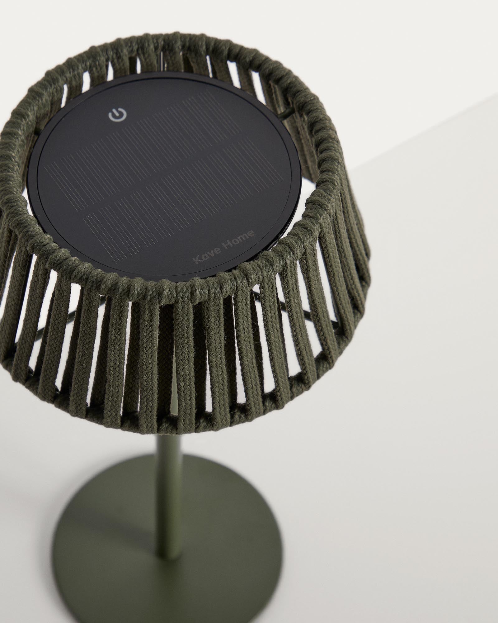 Outdoor-Solar-Tischlampe Aldet aus flachem Seil mit grünem Metallfuss in Grün präsentiert im Onlineshop von KAQTU Design AG. Outdoor Tischleuchte ist von Kave Home