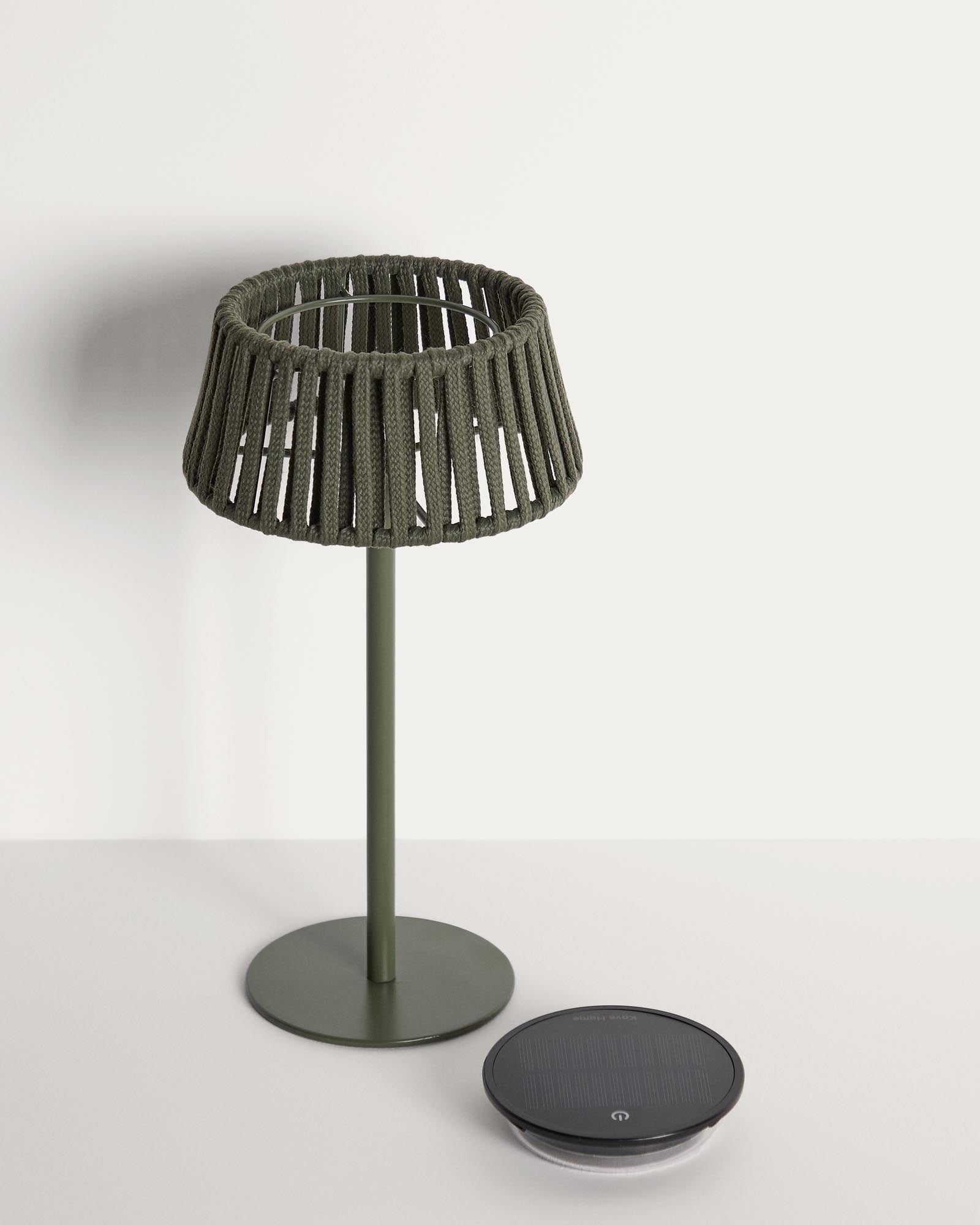 Outdoor-Solar-Tischlampe Aldet aus flachem Seil mit grünem Metallfuss in Grün präsentiert im Onlineshop von KAQTU Design AG. Outdoor Tischleuchte ist von Kave Home