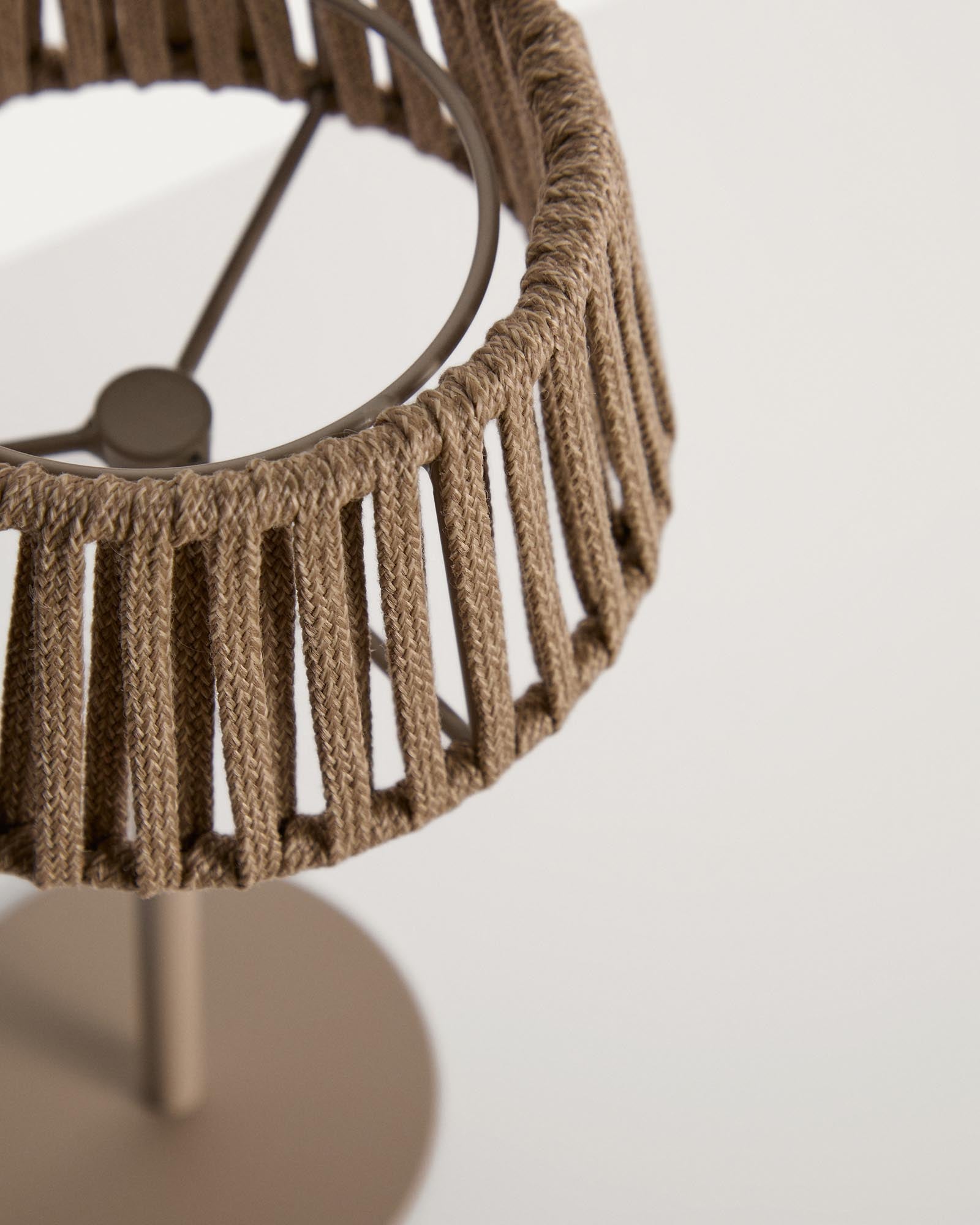 Outdoor-Solar-Tischlampe Aldet aus flachem Seil mit beigem Metallfuss in Hellgrau präsentiert im Onlineshop von KAQTU Design AG. Outdoor Tischleuchte ist von Kave Home