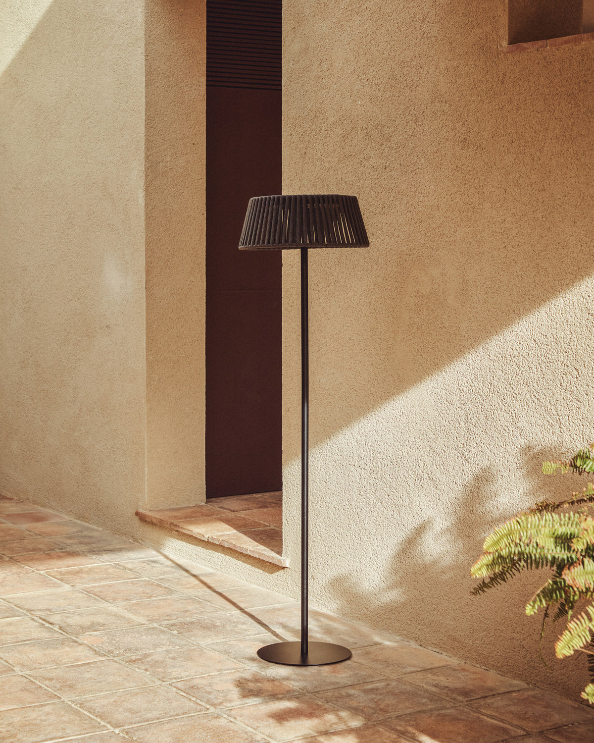 Outdoor-Solar-Stehlampe Aldet aus flachem Seil mit schwarzem Metallfuss, Ø 46 cm in Schwarz präsentiert im Onlineshop von KAQTU Design AG. Outdoor Stehleuchte ist von Kave Home