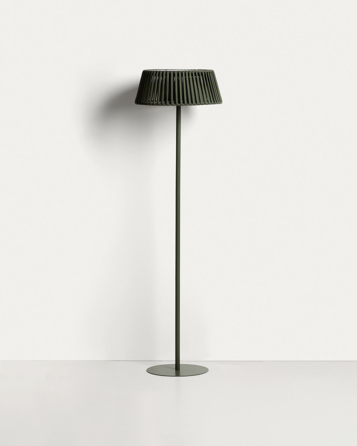 Outdoor-Solar-Stehlampe Aldet aus flachem Seil mit grünem Metallfuss, Ø 46 cm in Grün präsentiert im Onlineshop von KAQTU Design AG. Outdoor Stehleuchte ist von Kave Home