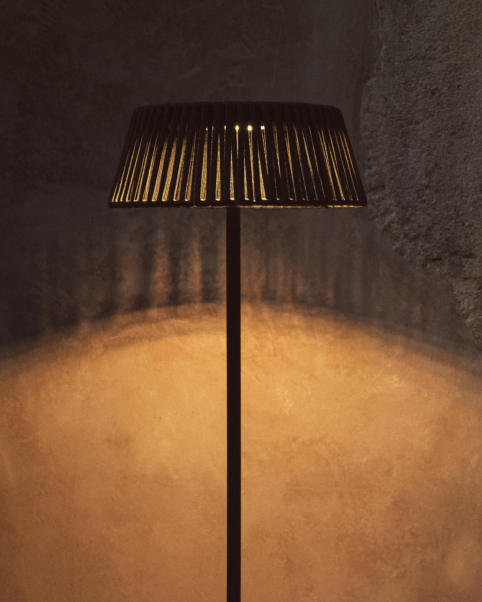 Outdoor-Solar-Stehlampe Aldet aus flachem Seil mit grünem Metallfuss, Ø 46 cm in Grün präsentiert im Onlineshop von KAQTU Design AG. Outdoor Stehleuchte ist von Kave Home