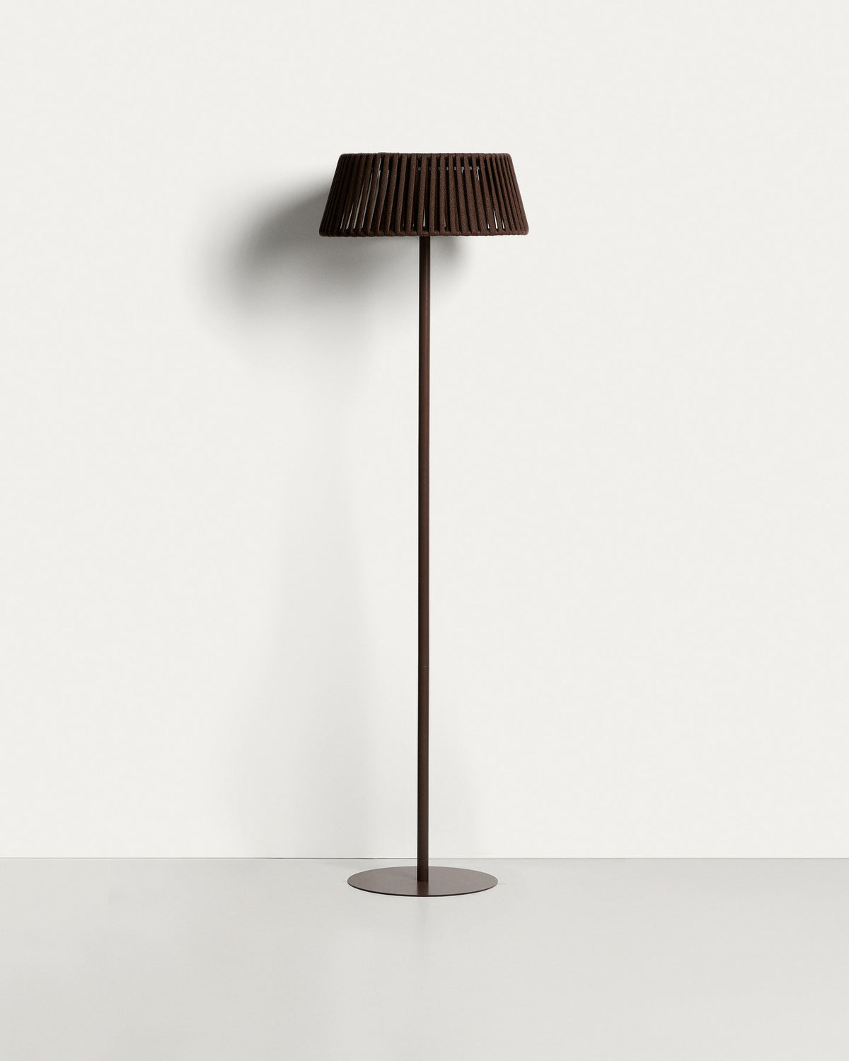 Outdoor-Solar-Stehlampe Aldet aus flachem Seil mit braunem Metallfuss, Ø 46 cm in Dunkelbraun präsentiert im Onlineshop von KAQTU Design AG. Outdoor Stehleuchte ist von Kave Home