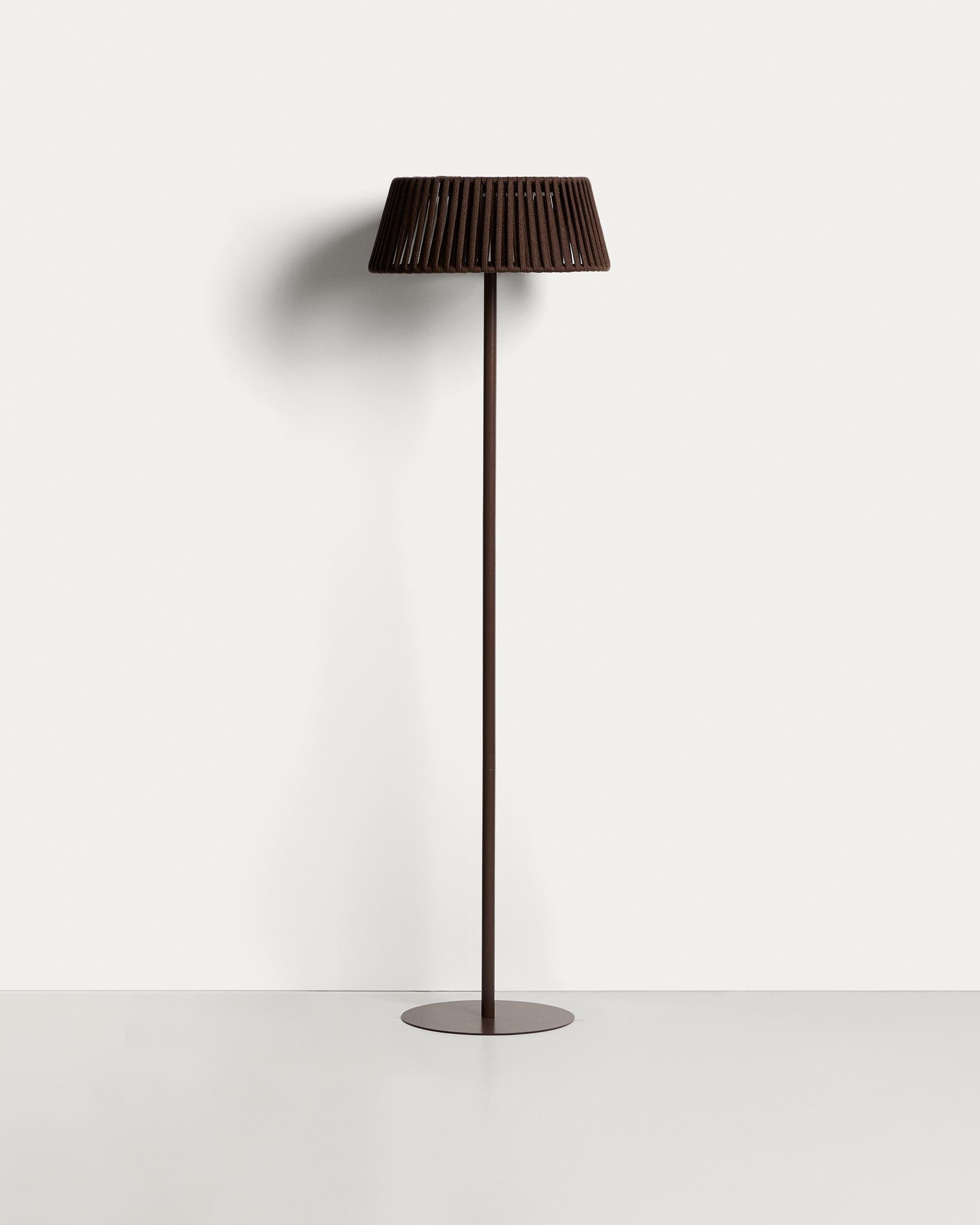 Outdoor-Solar-Stehlampe Aldet aus flachem Seil mit braunem Metallfuss, Ø 46 cm in Dunkelbraun präsentiert im Onlineshop von KAQTU Design AG. Outdoor Stehleuchte ist von Kave Home