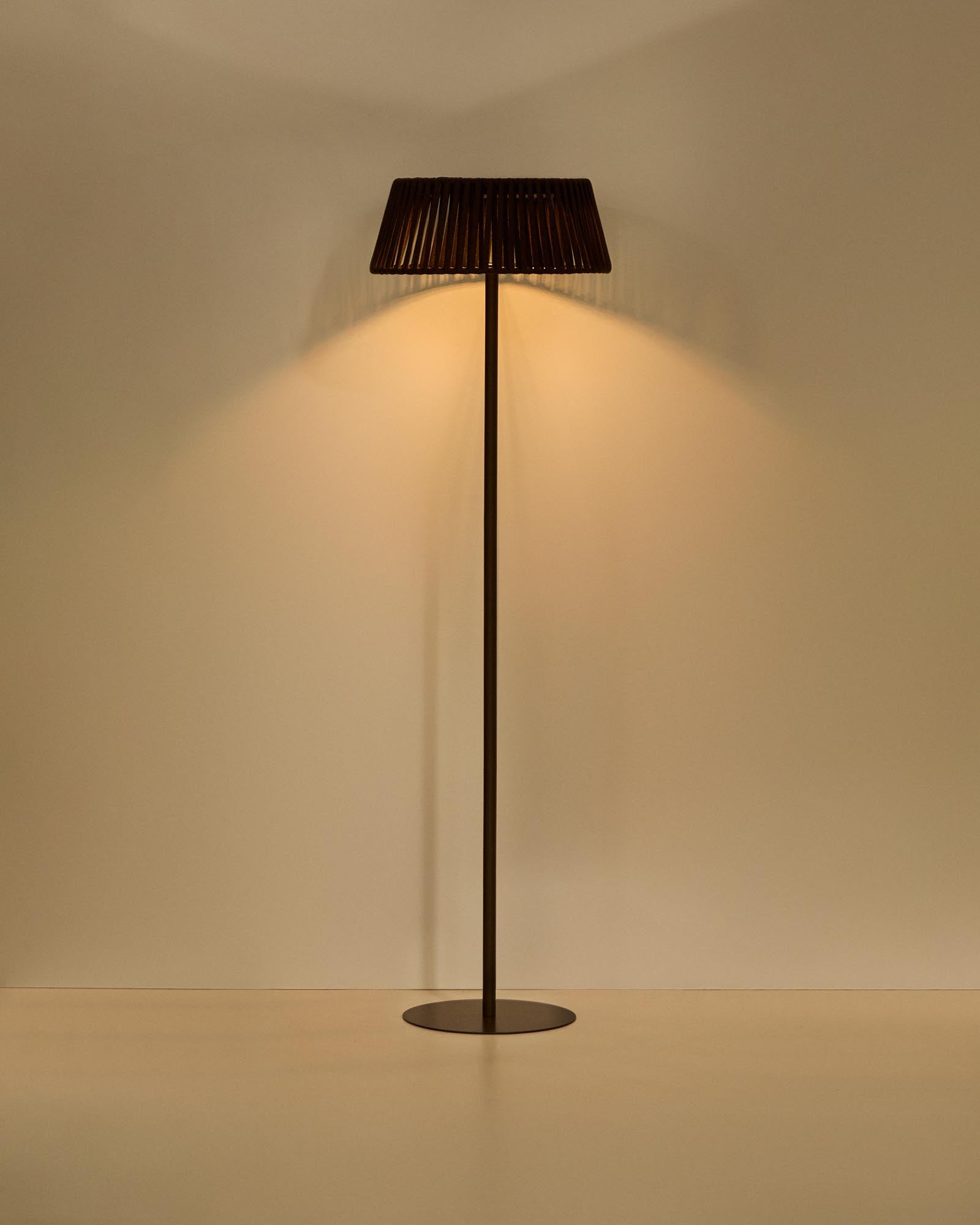 Outdoor-Solar-Stehlampe Aldet aus flachem Seil mit braunem Metallfuss, Ø 46 cm in Dunkelbraun präsentiert im Onlineshop von KAQTU Design AG. Outdoor Stehleuchte ist von Kave Home