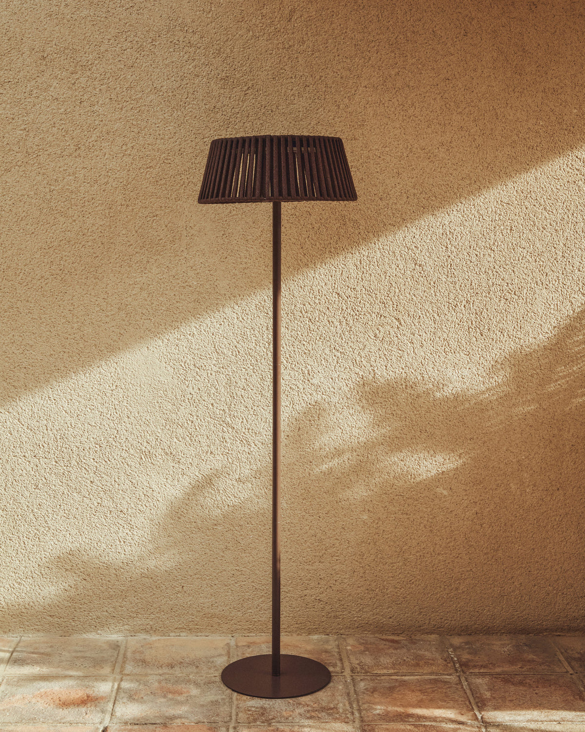 Outdoor-Solar-Stehlampe Aldet aus flachem Seil mit braunem Metallfuss, Ø 46 cm in Dunkelbraun präsentiert im Onlineshop von KAQTU Design AG. Outdoor Stehleuchte ist von Kave Home