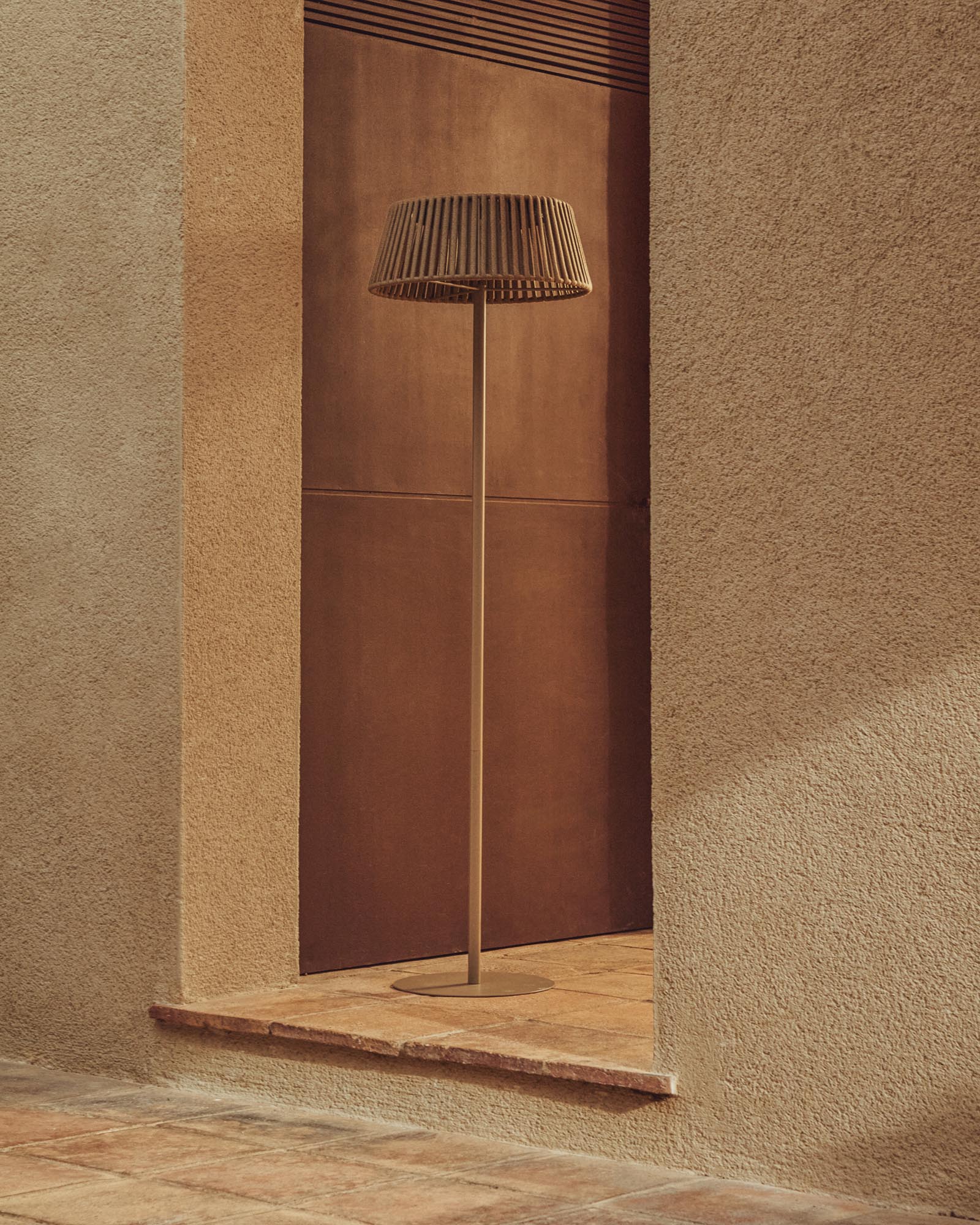 Outdoor-Solar-Stehlampe Aldet aus flachem Seil mit beigem Metallfuss, Ø 46 cm in Hellgrau präsentiert im Onlineshop von KAQTU Design AG. Outdoor Stehleuchte ist von Kave Home