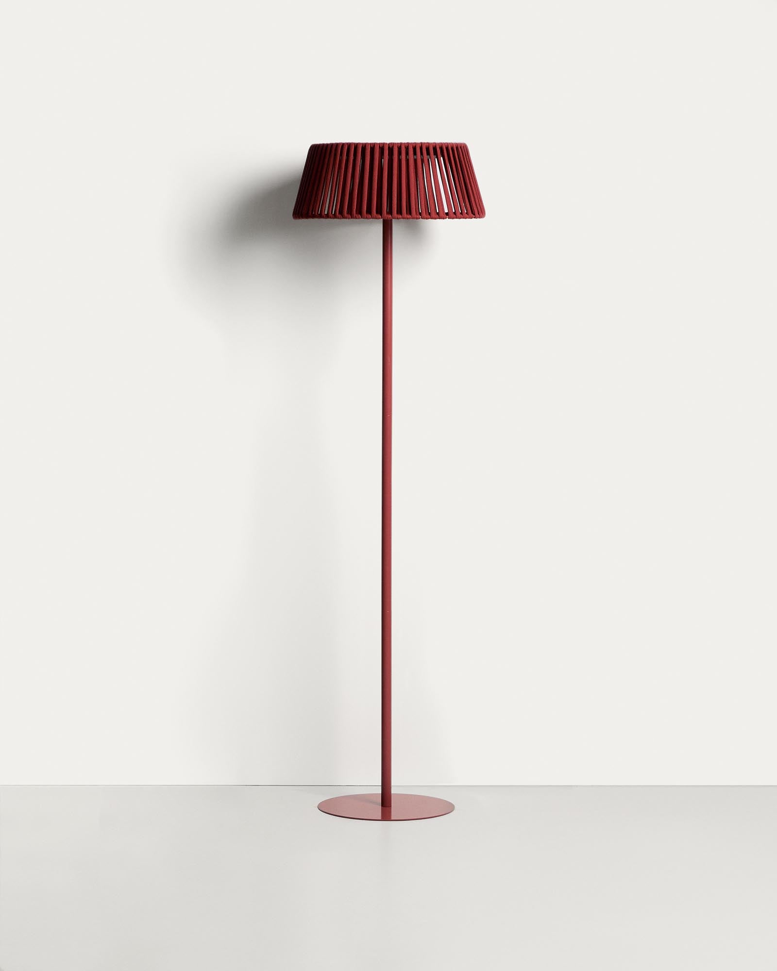 Outdoor-Solar-Stehlampe Aldet aus flachem Seil mit terrakottafarbenem Metallfuss, Ø 46 cm in Terrakotta präsentiert im Onlineshop von KAQTU Design AG. Outdoor Stehleuchte ist von Kave Home