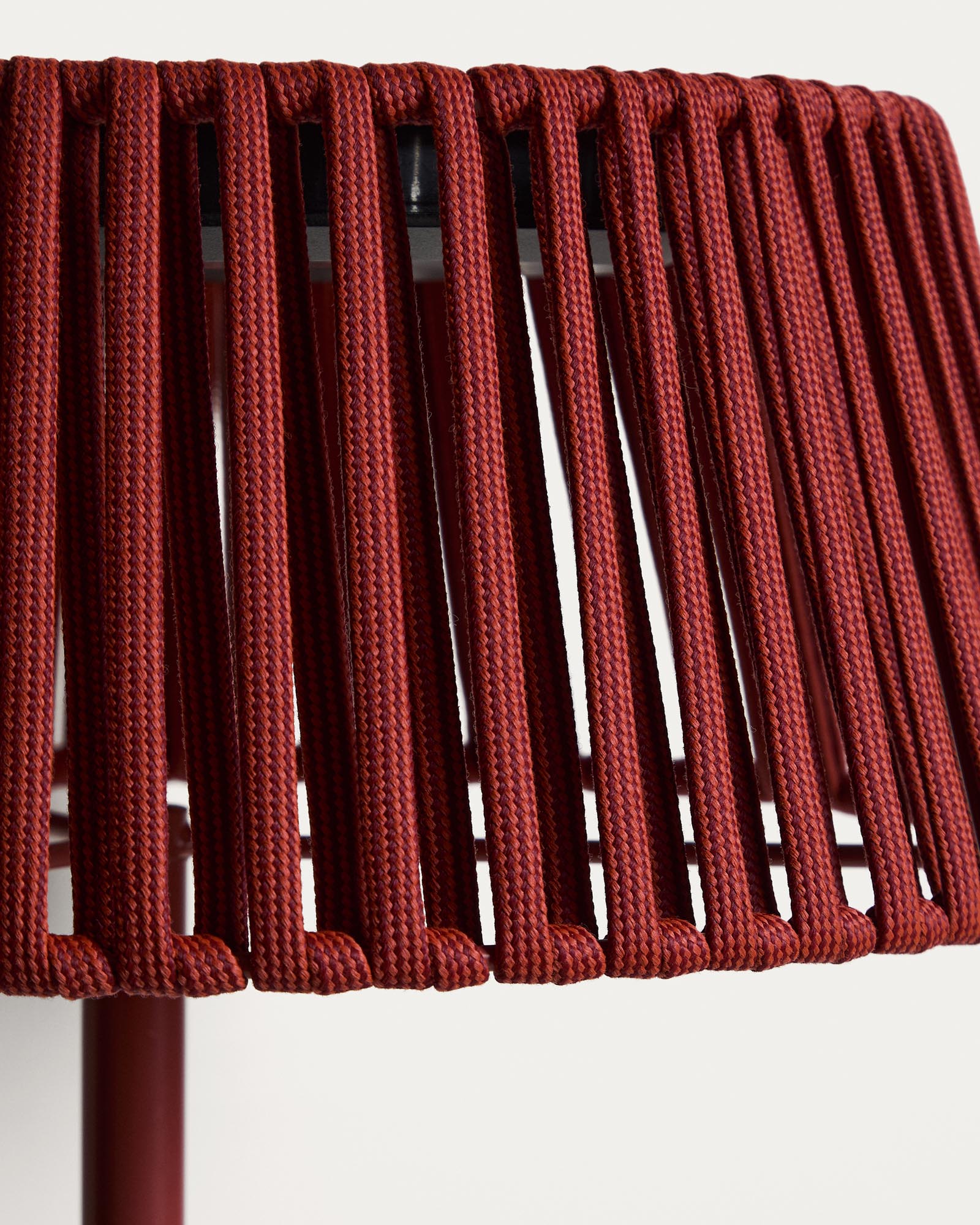 Moderne Solar-Stehlampe Aldet mit flachem Seil und terrakottafarbenem Fuß, Ø 46 cm, perfekt für stimmungsvolle Beleuchtung im Freien.