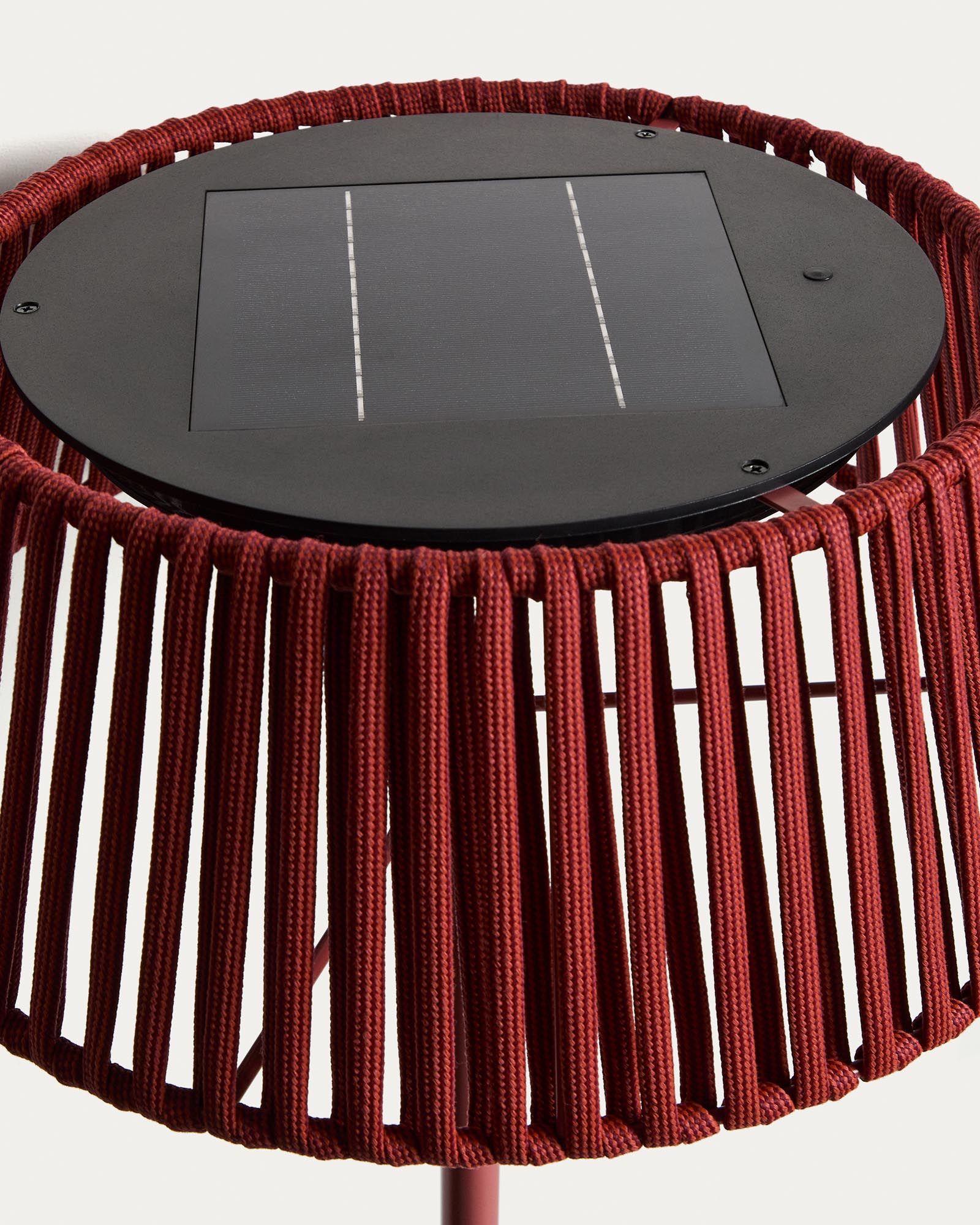 Elegante Outdoor-Solar-Stehlampe Aldet mit einzigartigem Seil-Design und stilvollem terrakottafarbenem Metallfuß, Ø 46 cm, ideal für Garten und Terrasse.