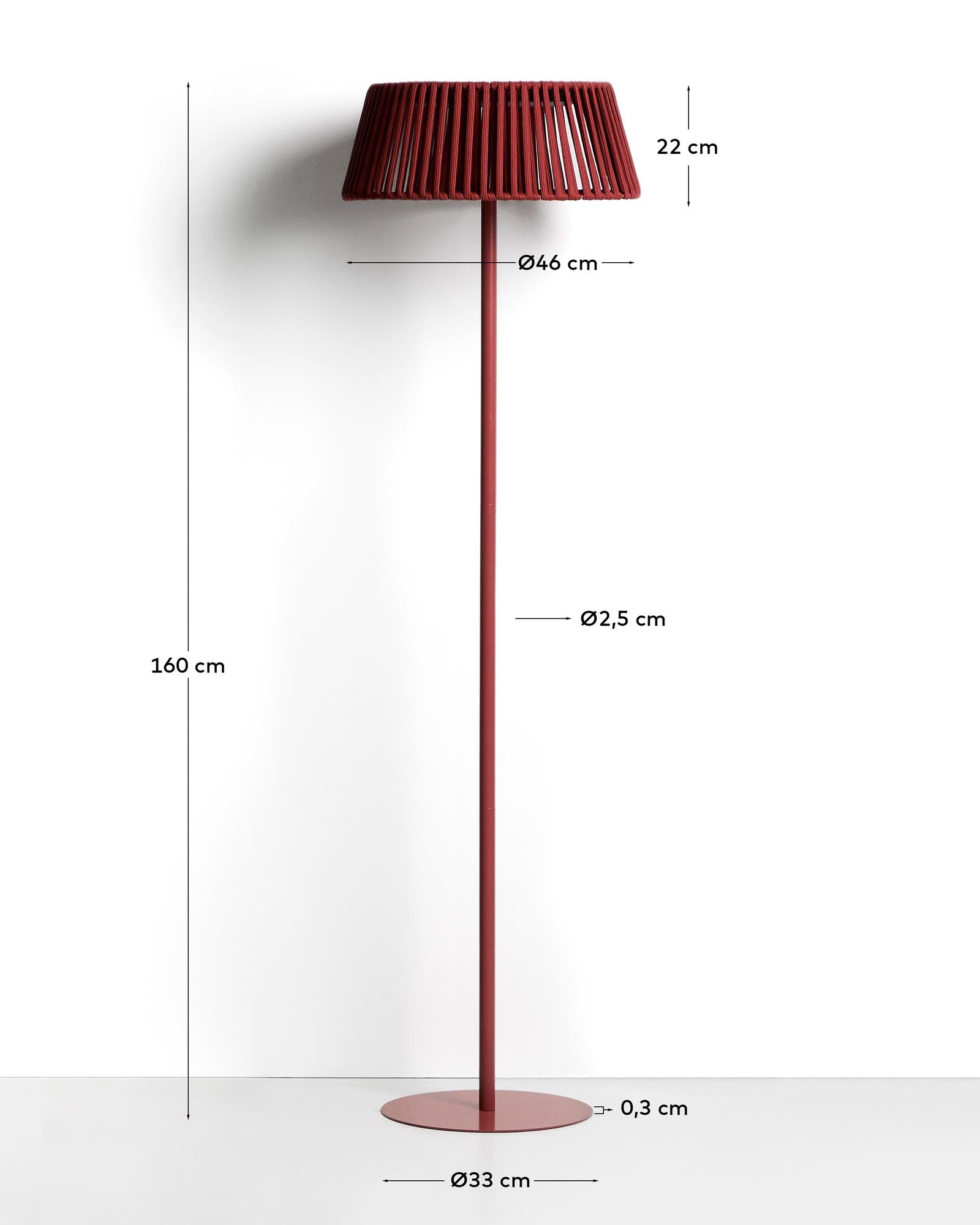 Elegante Outdoor-Solar-Stehlampe Aldet mit einzigartigem Seildesign und stilvollem terrakottafarbenem Fuß, Ø 46 cm, ideal für Garten und Terrasse.