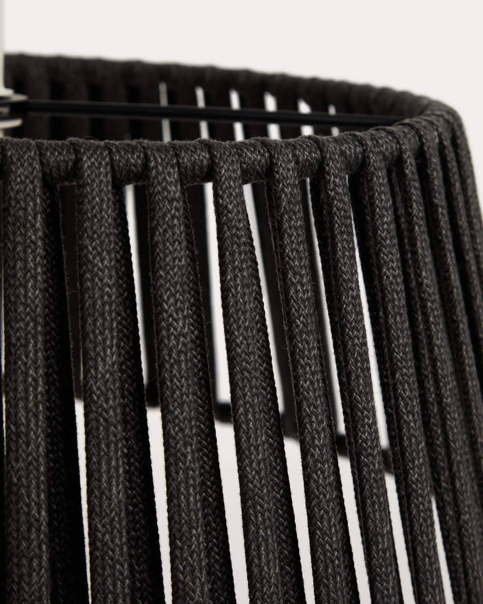 Lampenschirm für Deckenleuchte Aldet aus flachem Sei in Schwarz, Ø 46 cm in Schwarz präsentiert im Onlineshop von KAQTU Design AG. Outdoor Pendelleuchte ist von Kave Home