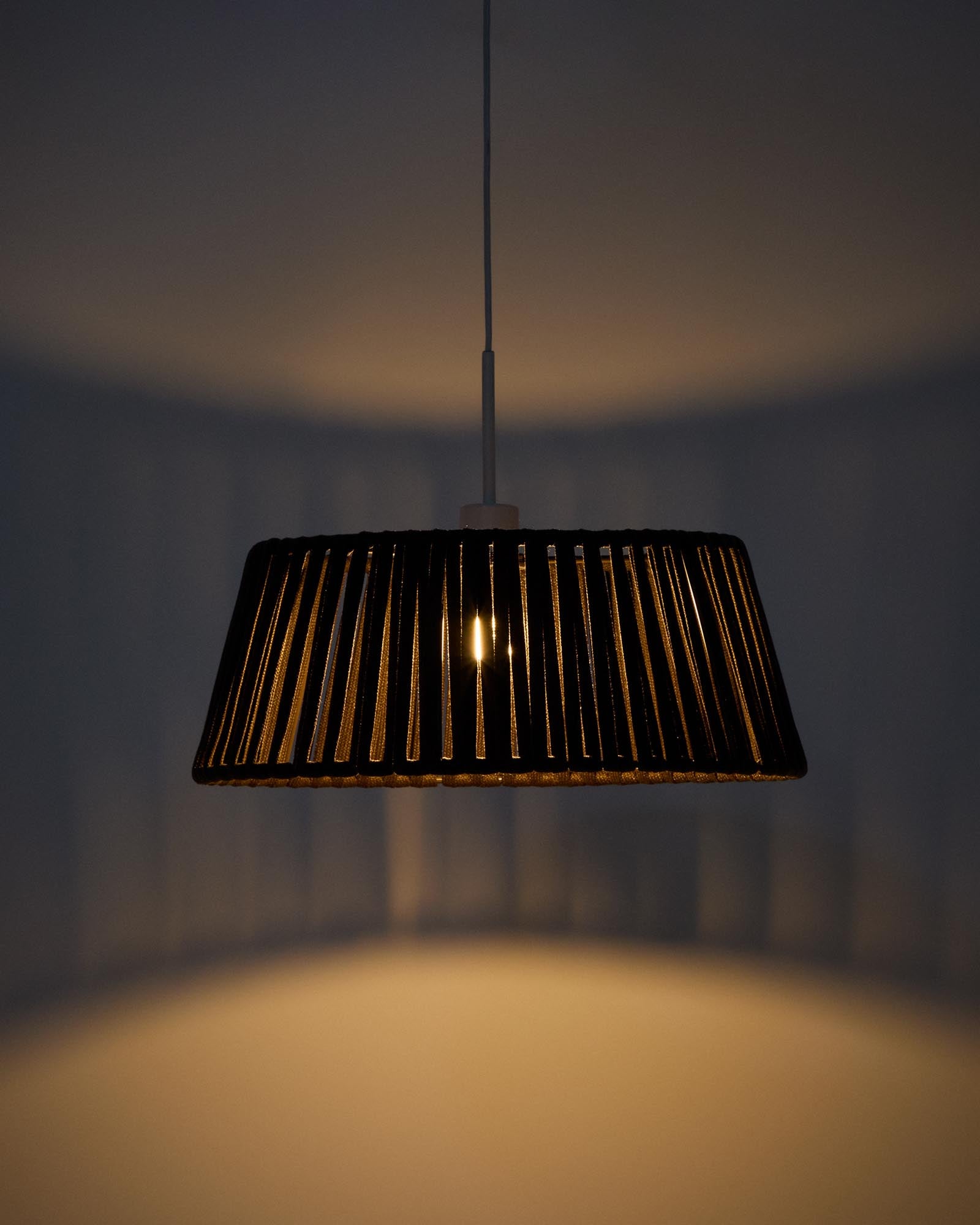 Lampenschirm für die Deckenleuchte Aldet aus flachem Seil in Braun, Ø 46 cm in Dunkelbraun präsentiert im Onlineshop von KAQTU Design AG. Outdoor Pendelleuchte ist von Kave Home