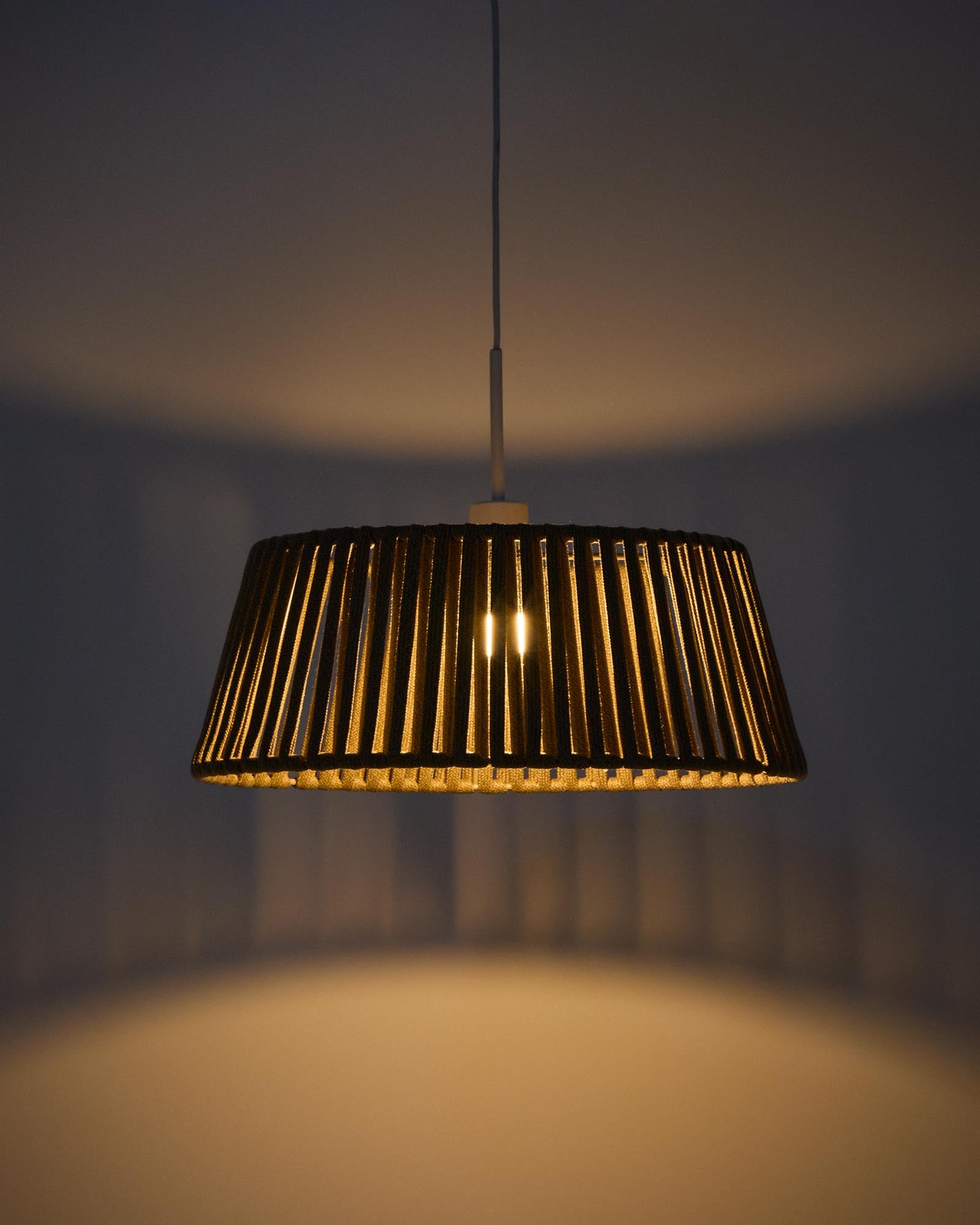 Lampenschirm für Deckenleuchte Aldet aus flachem Seil in Beige, Ø 46 cm in Hellgrau präsentiert im Onlineshop von KAQTU Design AG. Outdoor Pendelleuchte ist von Kave Home